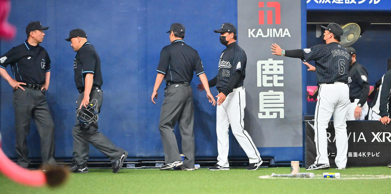 オリックス対ロッテ　審判に対する侮辱的発言のため退場となったロッテ井口監督（撮影・和賀正仁）