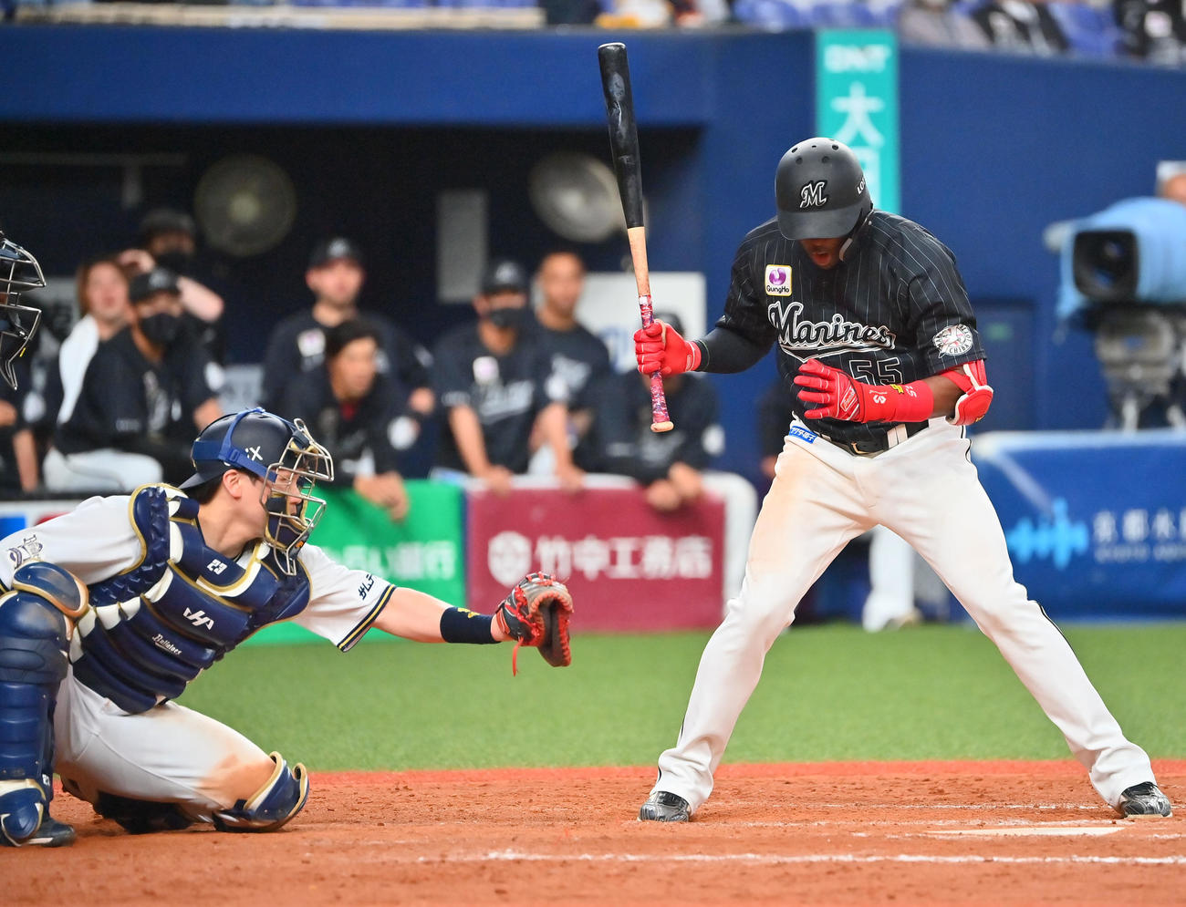 オリックス対ロッテ　9回表2死一、二塁、見逃し三振に倒れるエチェバリア（撮影・和賀正仁）