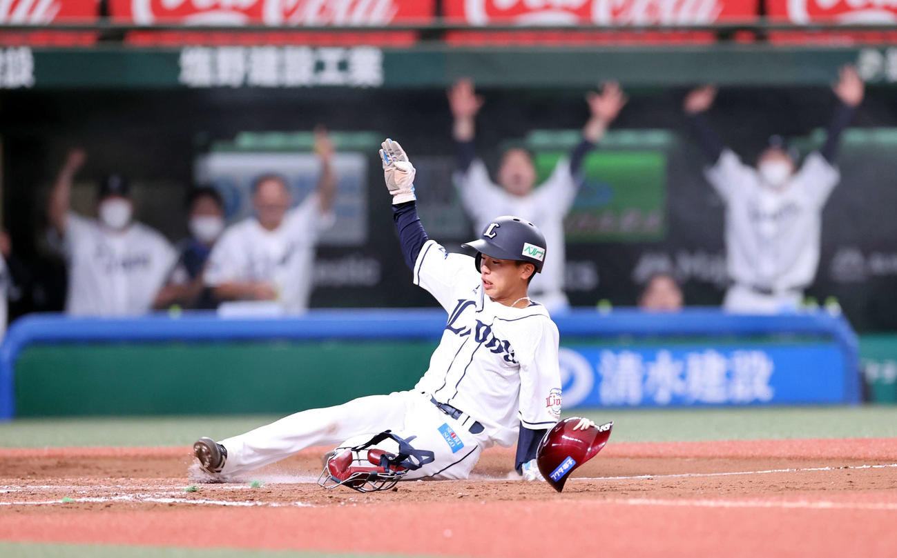 西武対楽天　7回裏西武2死三塁、相手暴投で三塁走者滝沢は喜ぶベンチを背に勝ち越しの生還を果たす（撮影・浅見桂子）