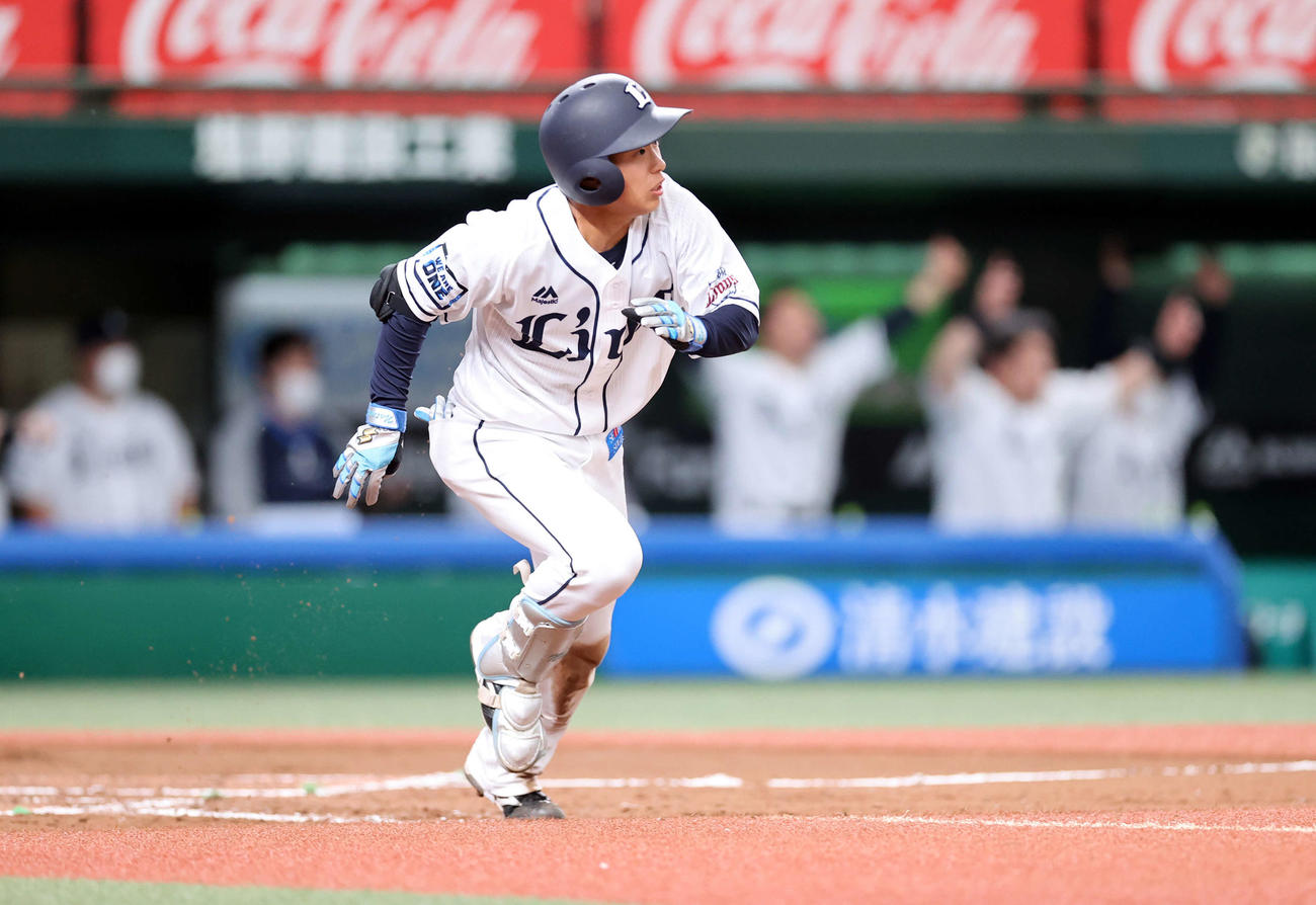 西武対楽天　7回裏西武2死一、三塁、滝沢は中越え同点適時三塁打を放つ（撮影・浅見桂子）