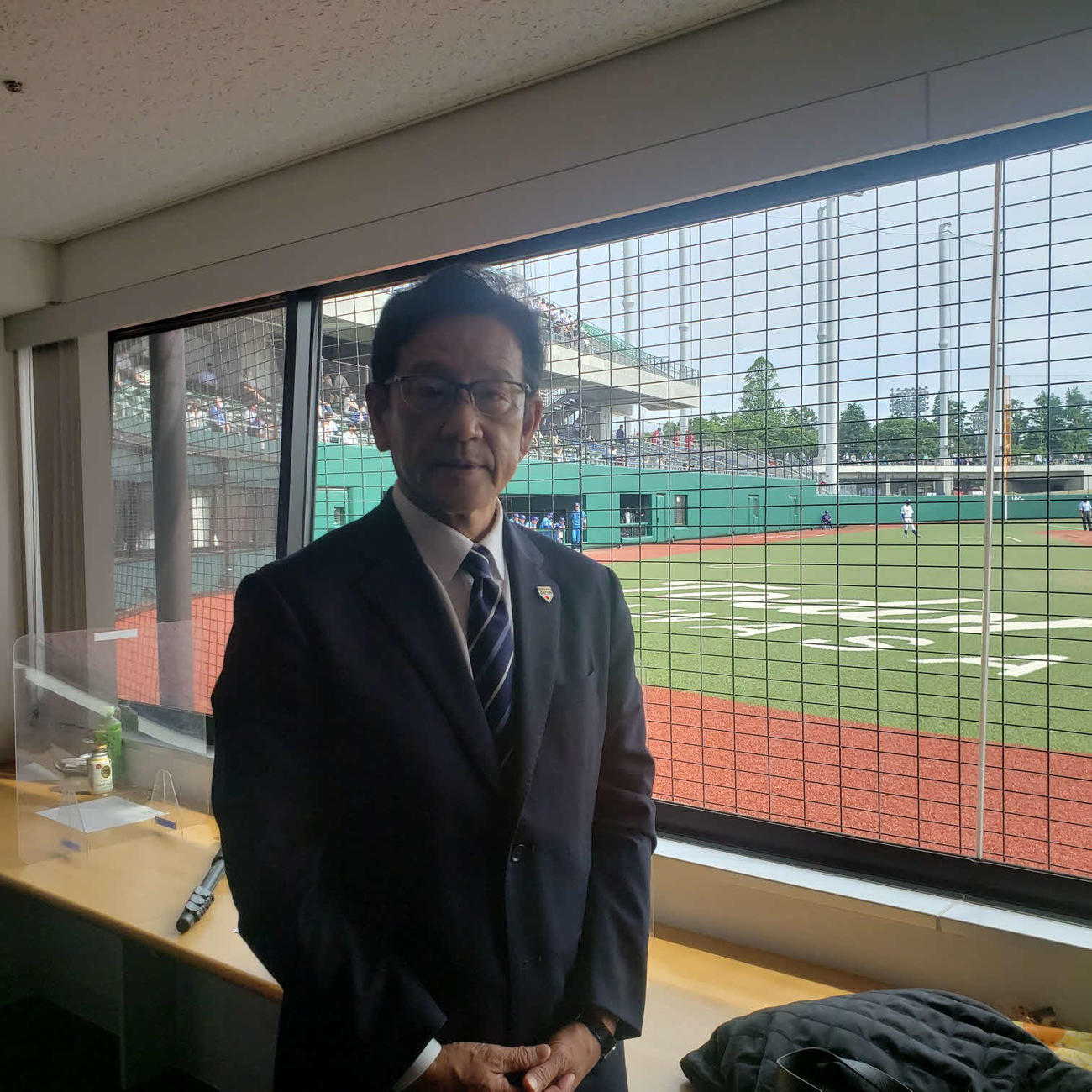 首都大学野球の視察に訪れた侍ジャパンの栗山監督（NPBエンタープライズ提供）