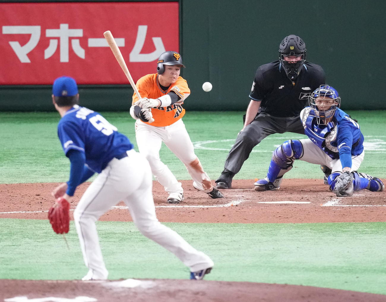 巨人対中日　6回裏巨人2死満塁、投ゴロに倒れる中山。投手清水（撮影・鈴木みどり）