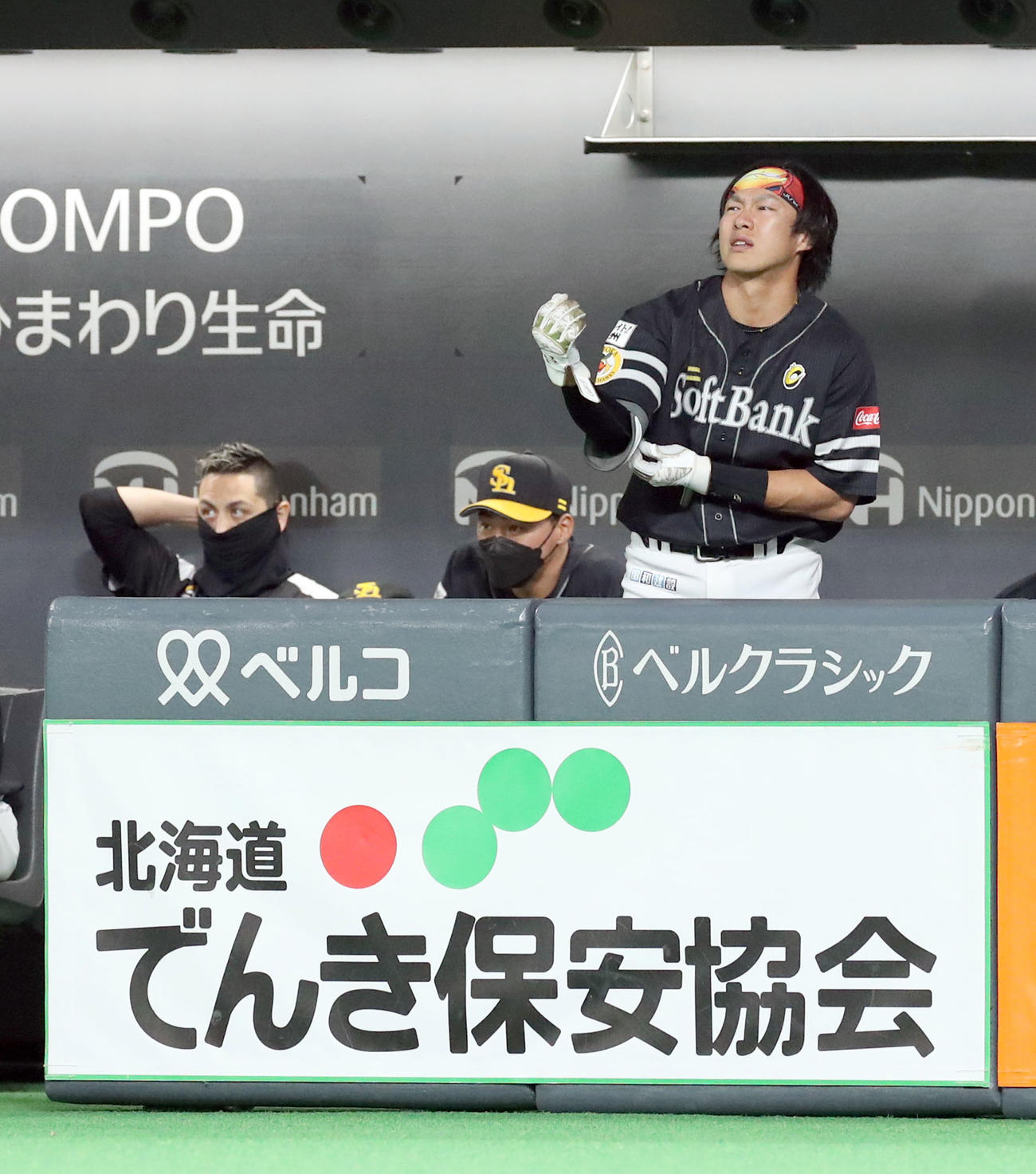 日本ハム対ソフトバンク　遊併殺打に終わり顔をしかめるソフトバンク柳田（右）（撮影・佐藤翔太）