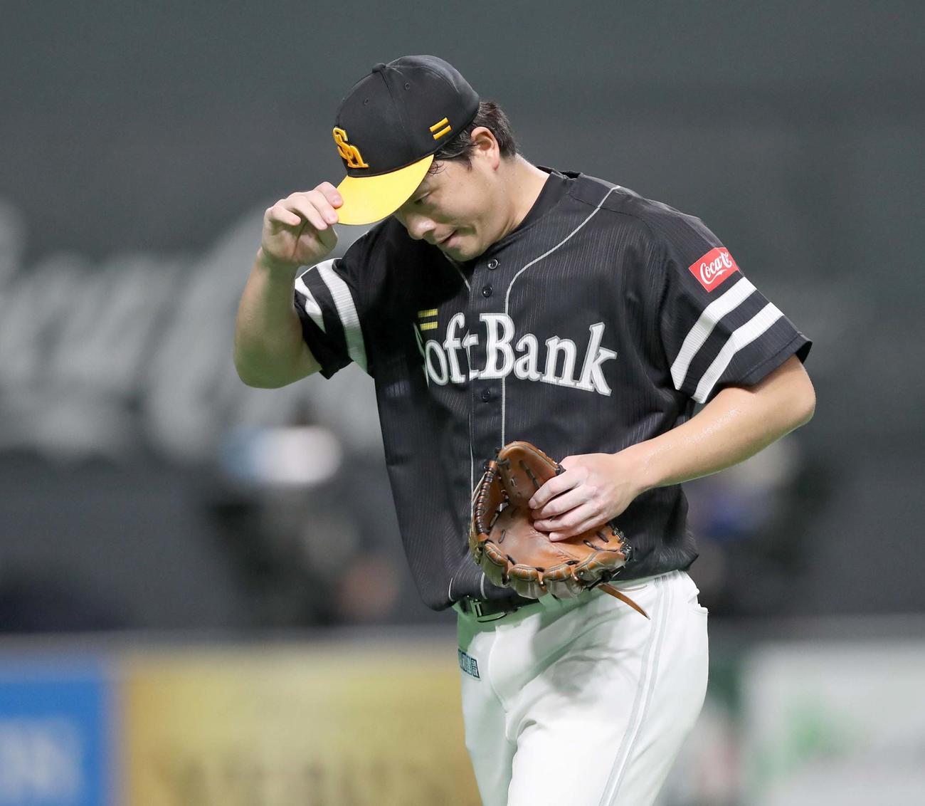 日本ハム対ソフトバンク　3回裏に2失点し渋い表情で引き揚げる大関（撮影・黒川智章）