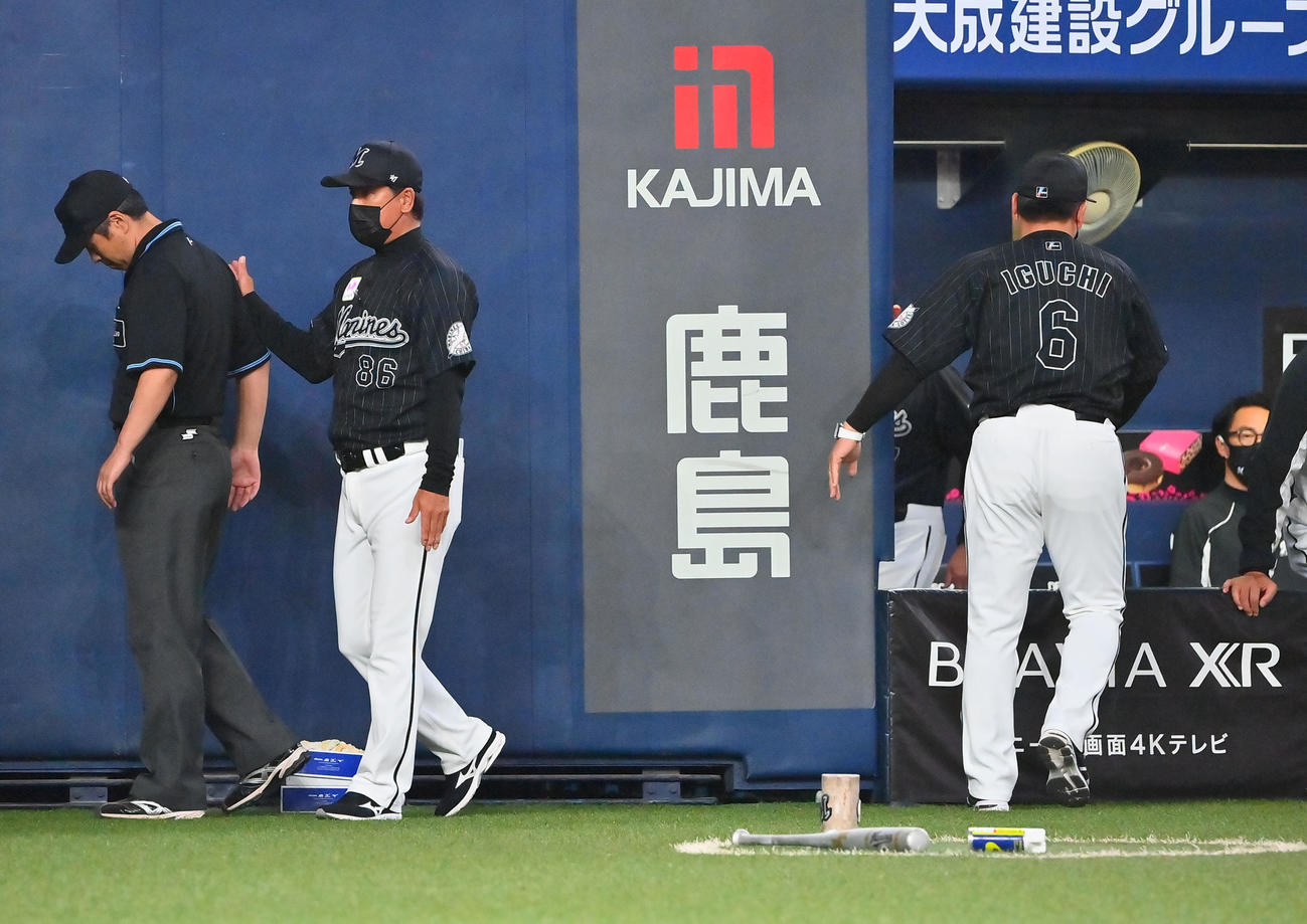 オリックス対ロッテ　審判に対する侮辱的発言のため退場となったロッテ井口監督（撮影・和賀正仁）