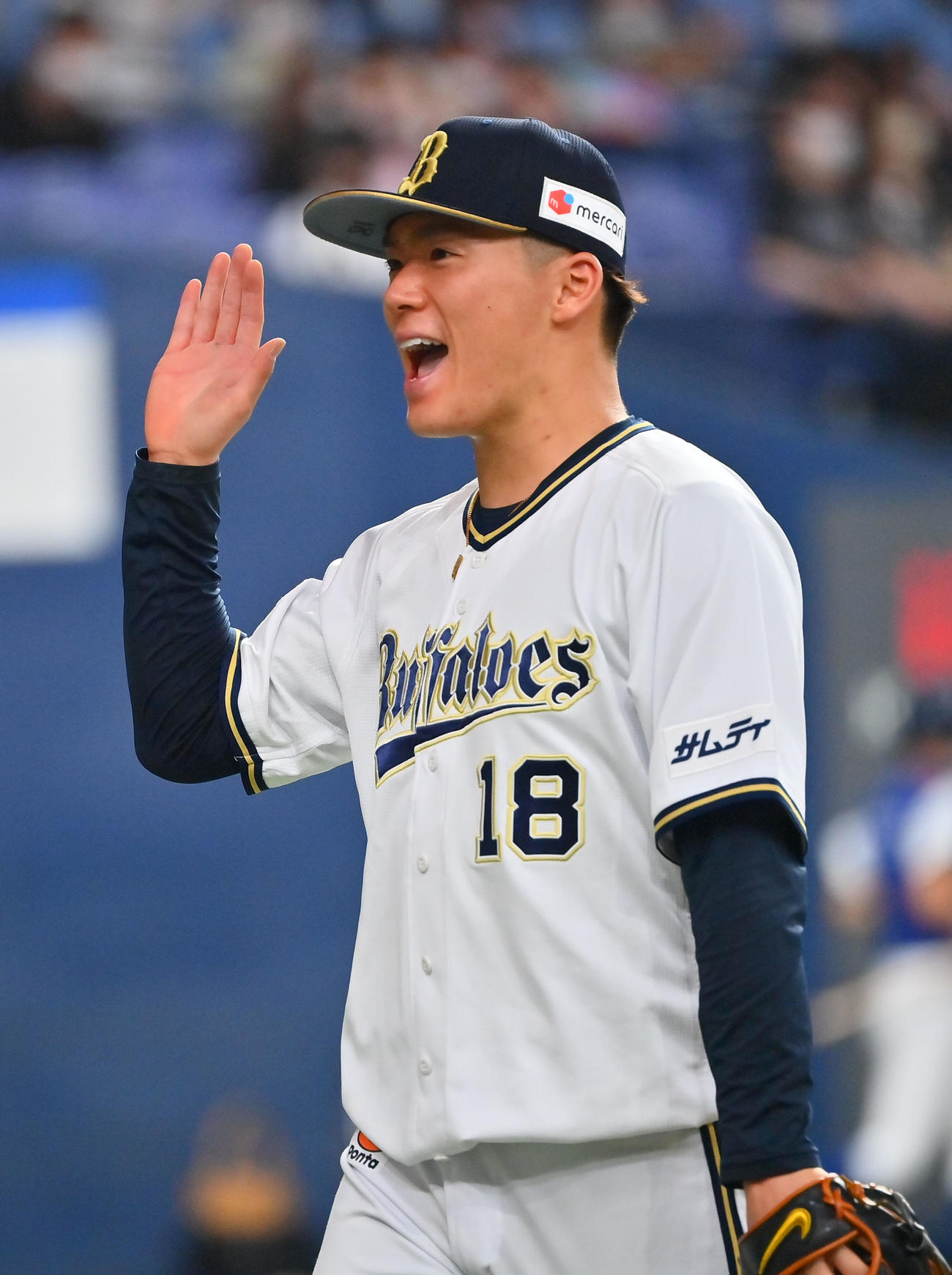 オリックス対ロッテ　8回表ロッテ1死一、三塁、佐藤を二ゴロ併殺に仕留め笑顔でベンチに戻る山本（撮影・和賀正仁）