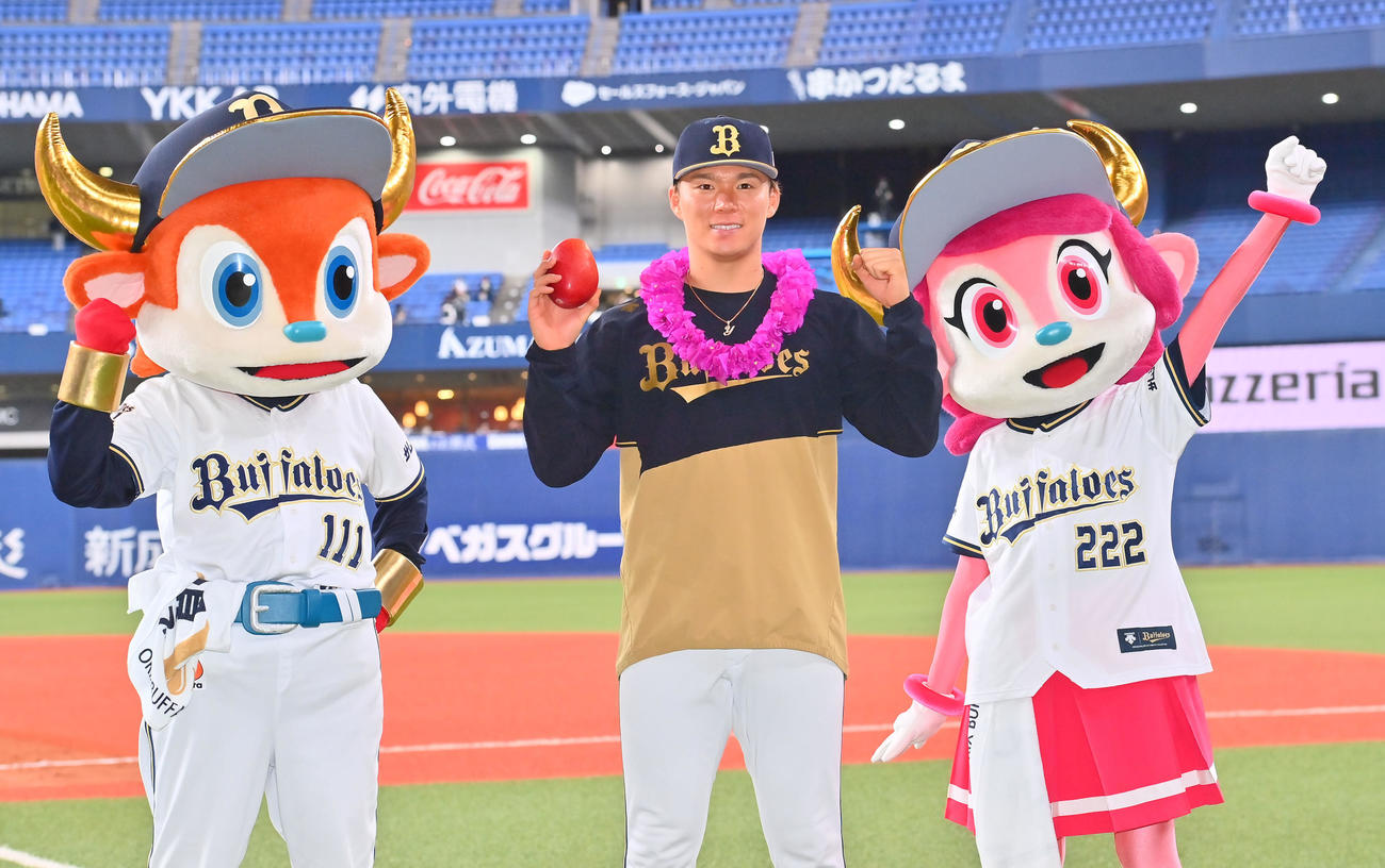 キャンプ地宮崎の特産物を手にポーズを取るオリックス山本（撮影・和賀正仁）