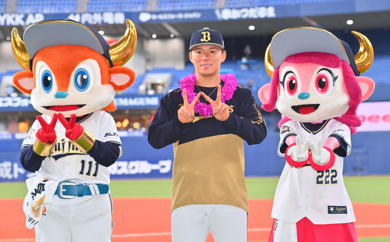 オリックス対ロッテ　ブーゲンビリアのレイを首にポーズを取るオリックス山本（撮影・和賀正仁）