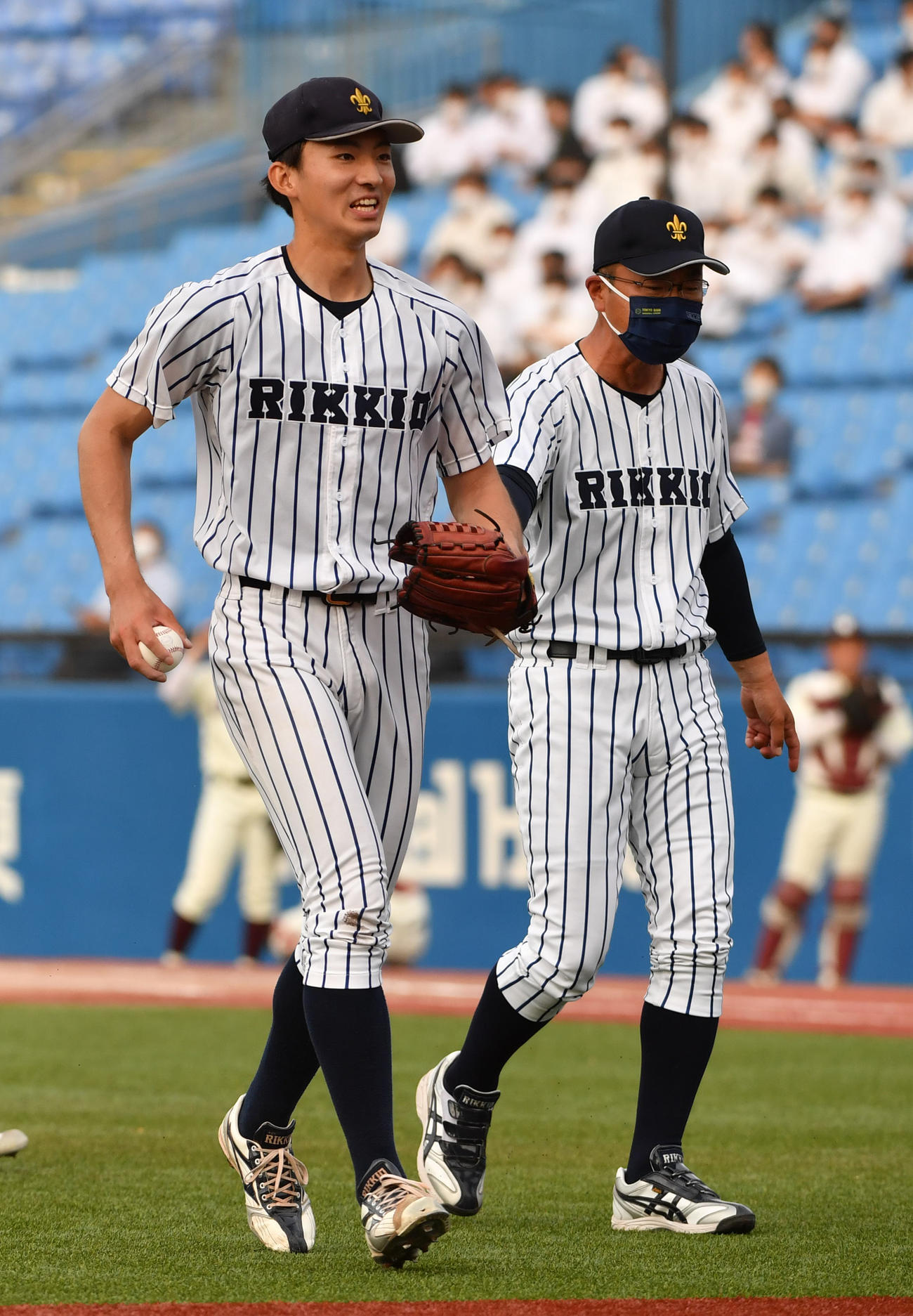 立大対早大　8回途中で足を痛め降板する立大・荘司。右は溝口監督（撮影・柴田隆二）