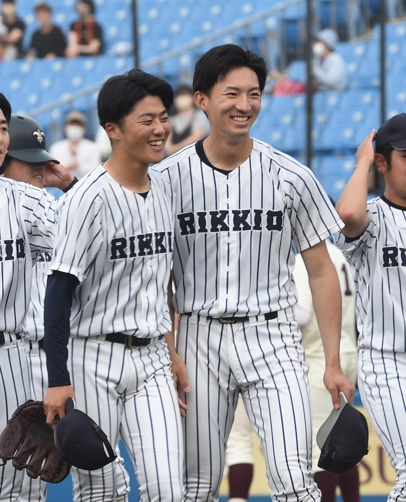 立大対早大　勝利投手の荘司（右）はリリーフした沖と喜び合う（撮影・柴田隆二）