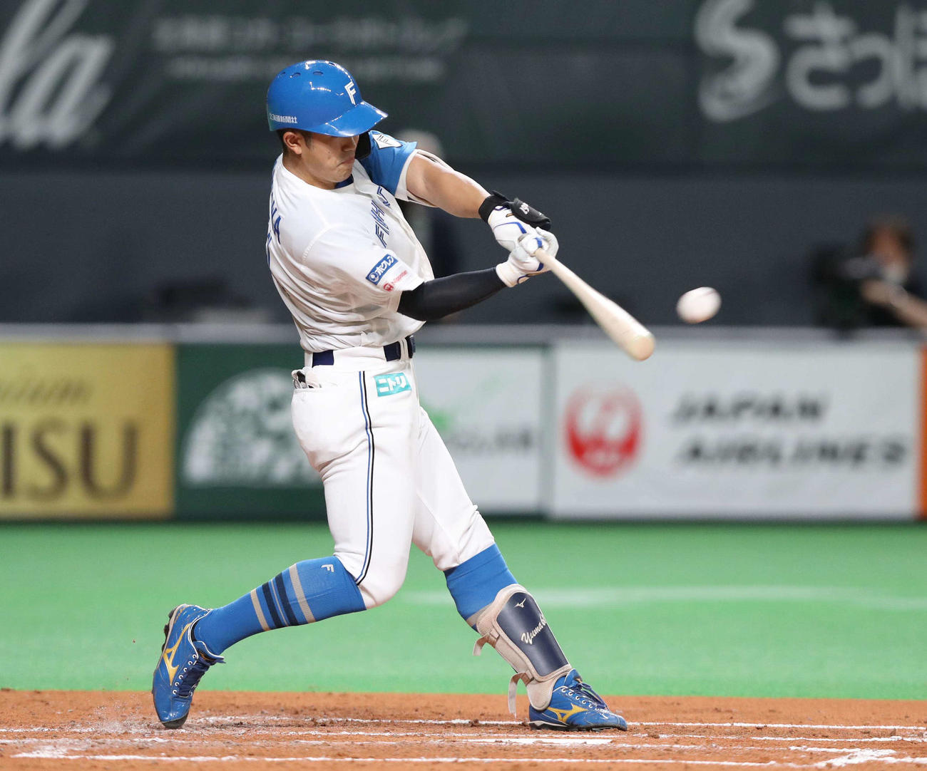 日本ハム対ソフトバンク　3回裏日本ハム2死一、二塁、左越え2点適時二塁打を放つ今川（撮影・黒川智章）