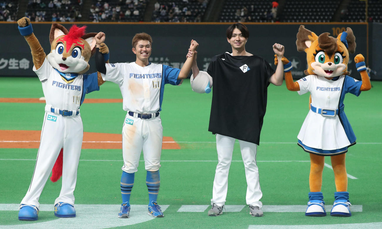 日本ハム対ソフトバンク　ヒーローインタビュー後、記念撮影をする日本ハム今川（左）と上沢（撮影・佐藤翔太）