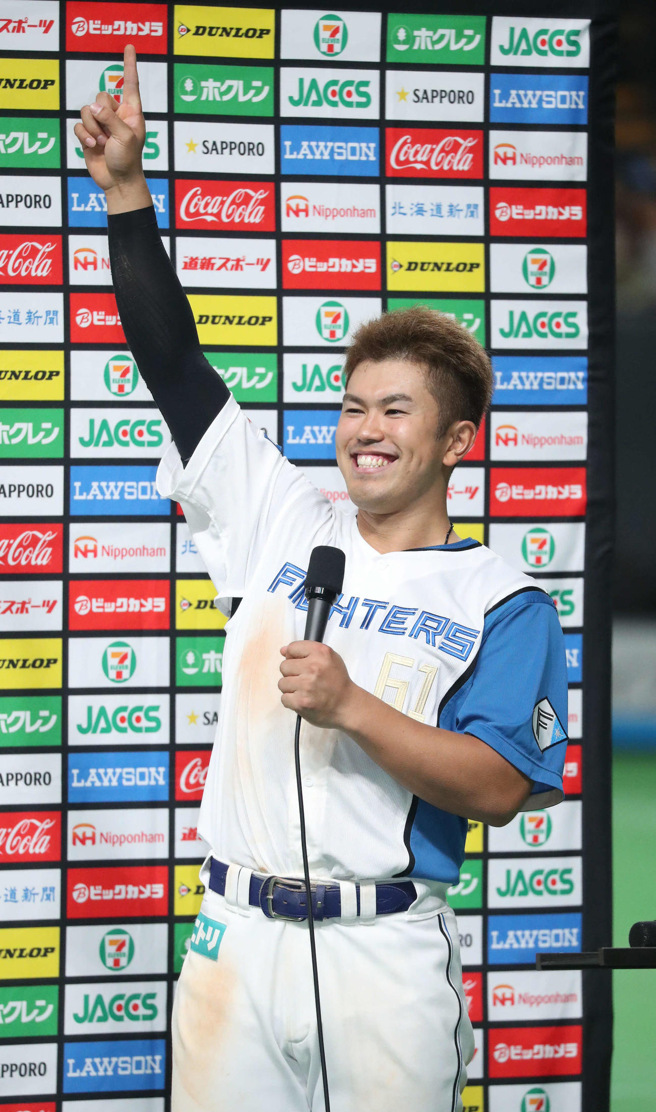 日本ハム対ソフトバンク　ヒーローインタビューで執念ポーズを披露する日本ハム今川（撮影・佐藤翔太）
