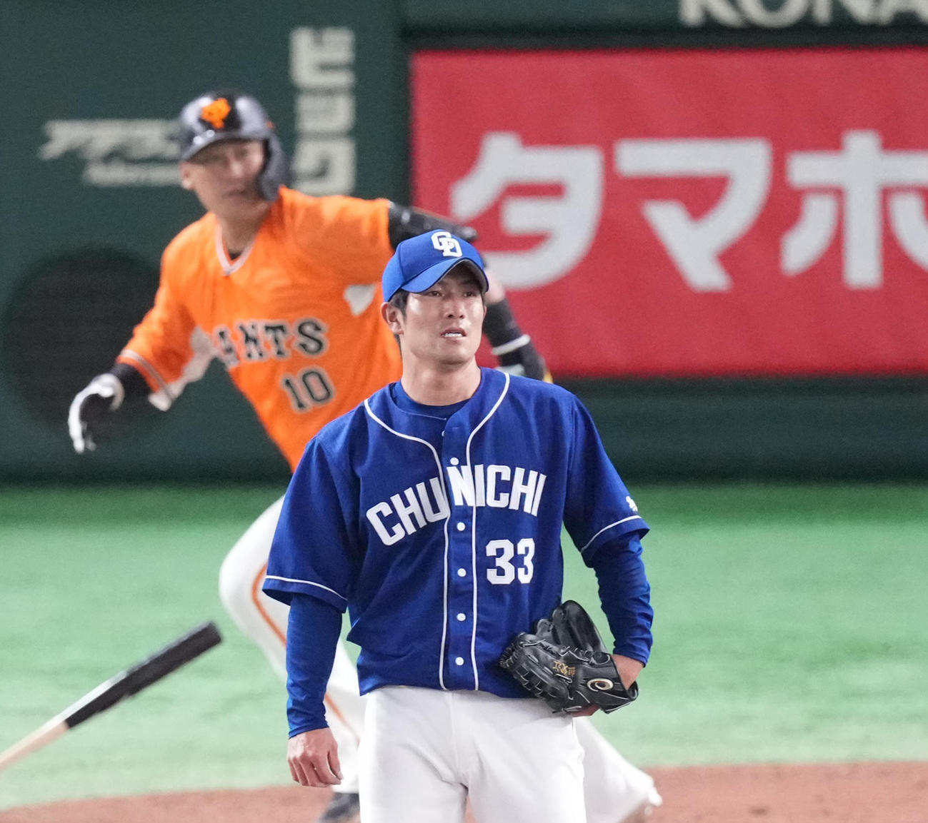 7回裏巨人1死満塁、中田に左越え満塁本塁打を浴びる祖父江（撮影・鈴木みどり）