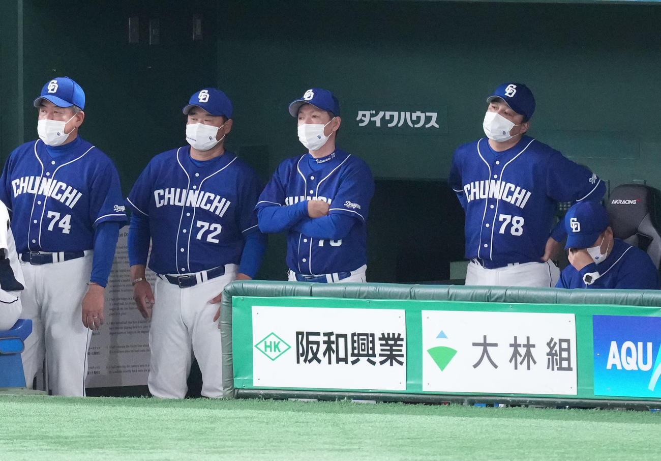 ベンチで浮かない表情の中日立浪監督（中央）（撮影・鈴木みどり）