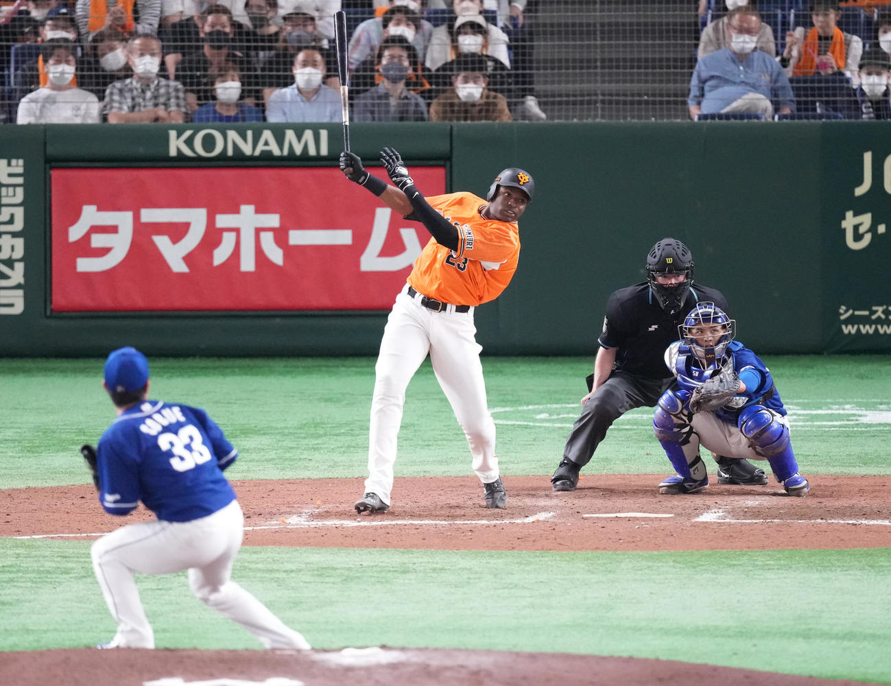 巨人対中日　7回裏巨人1死一、二塁、左適時二塁打を放つポランコ。投手祖父江（撮影・鈴木みどり）