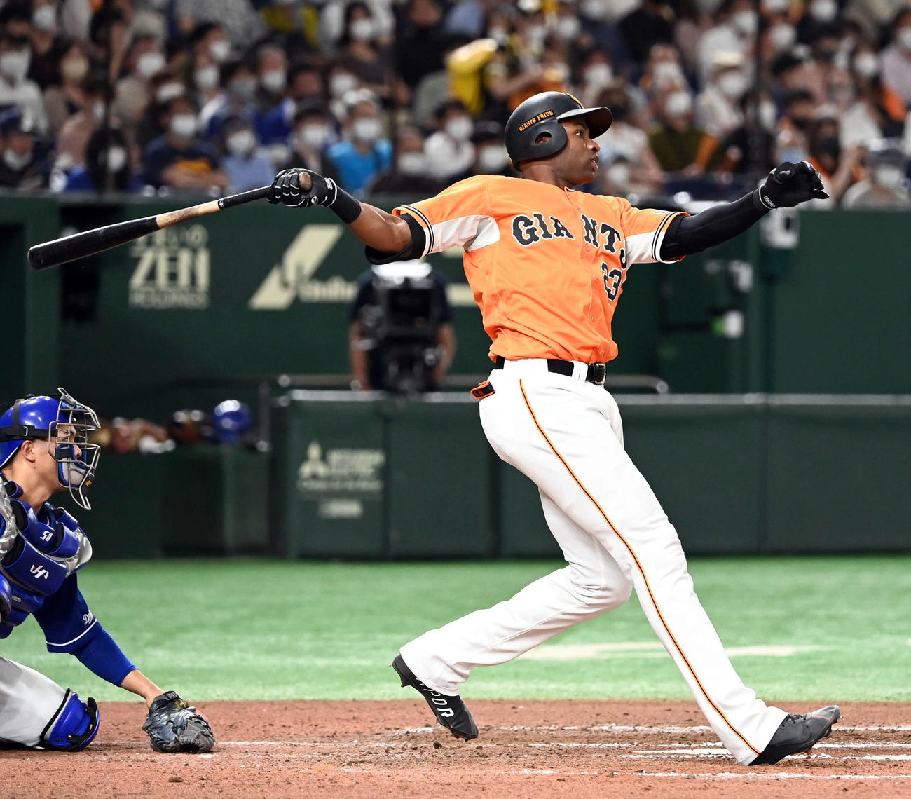 巨人対中日　6回裏巨人無死一、二塁、右越えに適時打を放つポランコ（撮影・たえ見朱実）