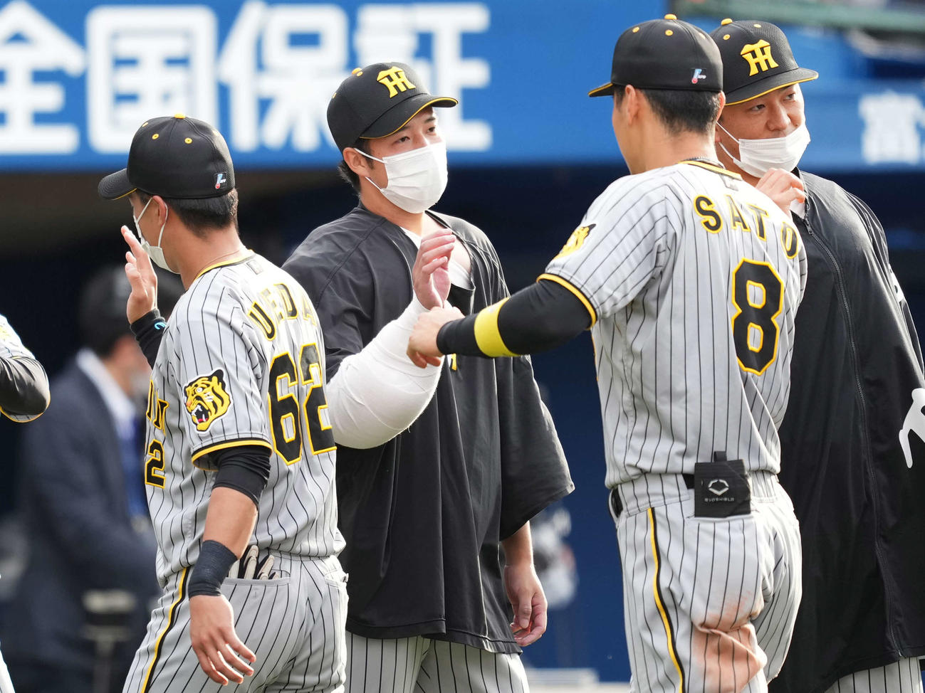 DeNAに勝利し、佐藤輝（右から2人目）をタッチで迎える阪神勝利投手の青柳（撮影・菅敏）