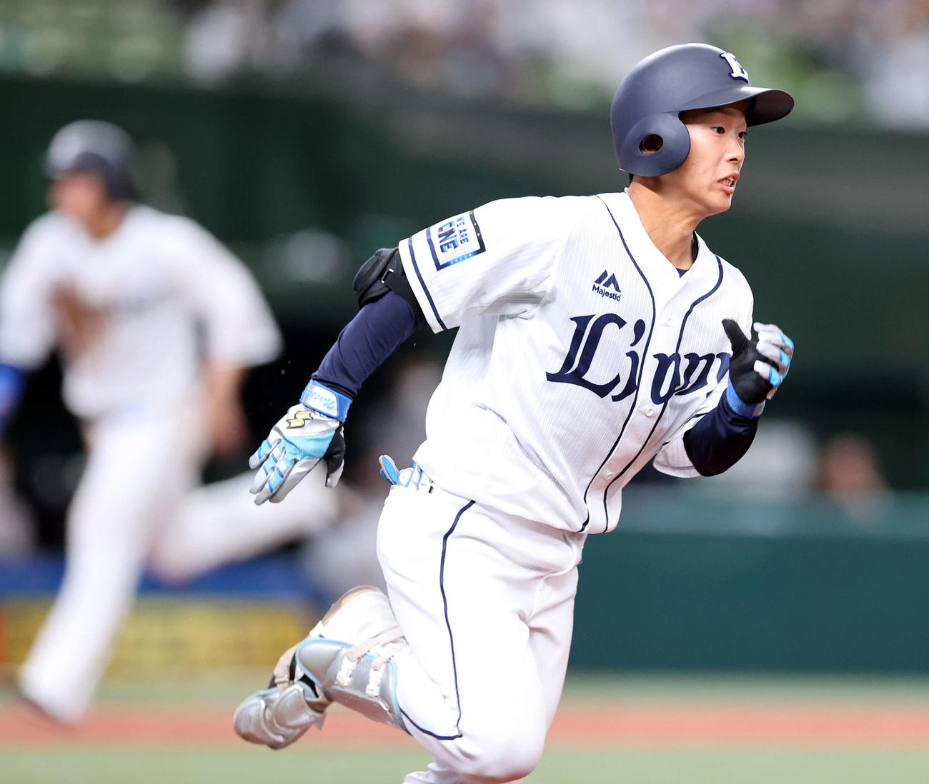 西武対楽天　7回裏西武2死一、三塁、滝沢は右中間を破る2点適時三塁打を放ち激走する（撮影・浅見桂子）