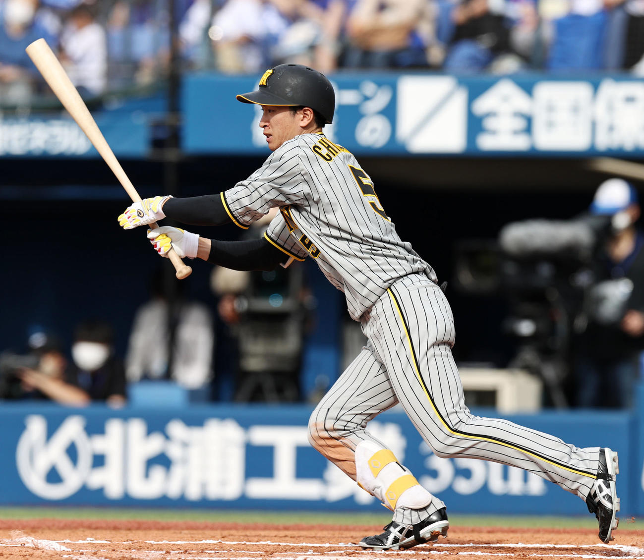 DeNA対阪神　6回表阪神2死、近本は中前打を放つ（撮影・加藤哉）
