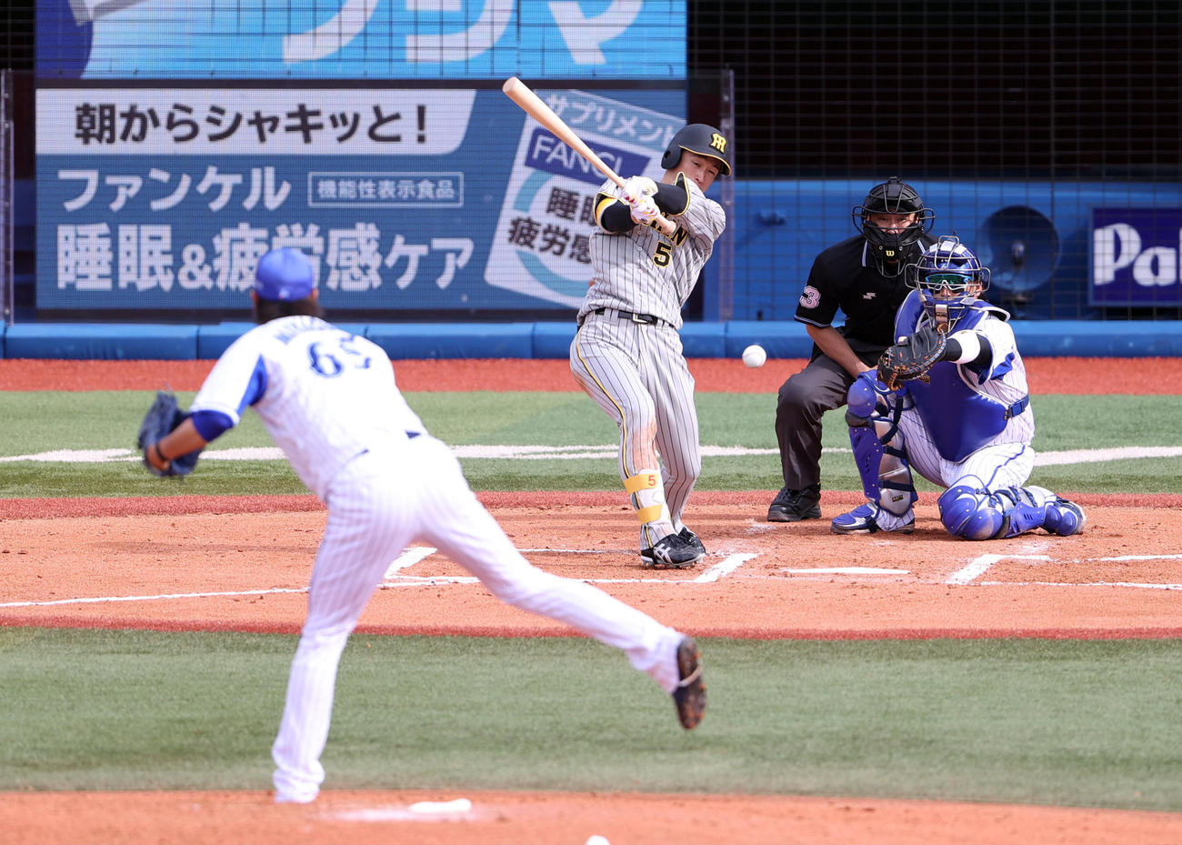 DeNA対阪神　6回表阪神2死、中前打を放つ近本。投手宮国（撮影・狩俣裕三）