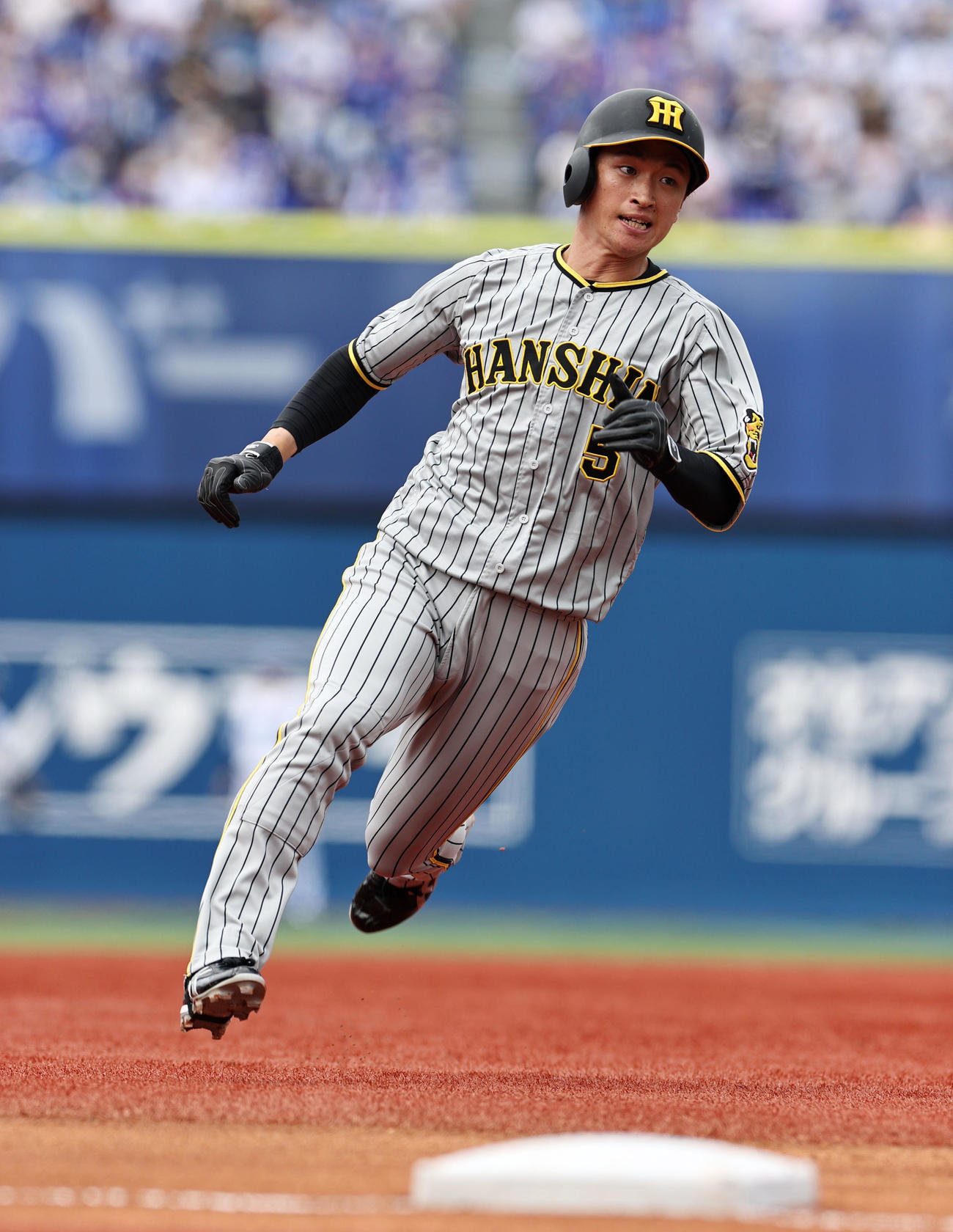 DeNA対阪神　1回表阪神無死一塁、一塁走者近本は中野の中越え二塁打で三塁へ進塁（撮影・加藤哉）