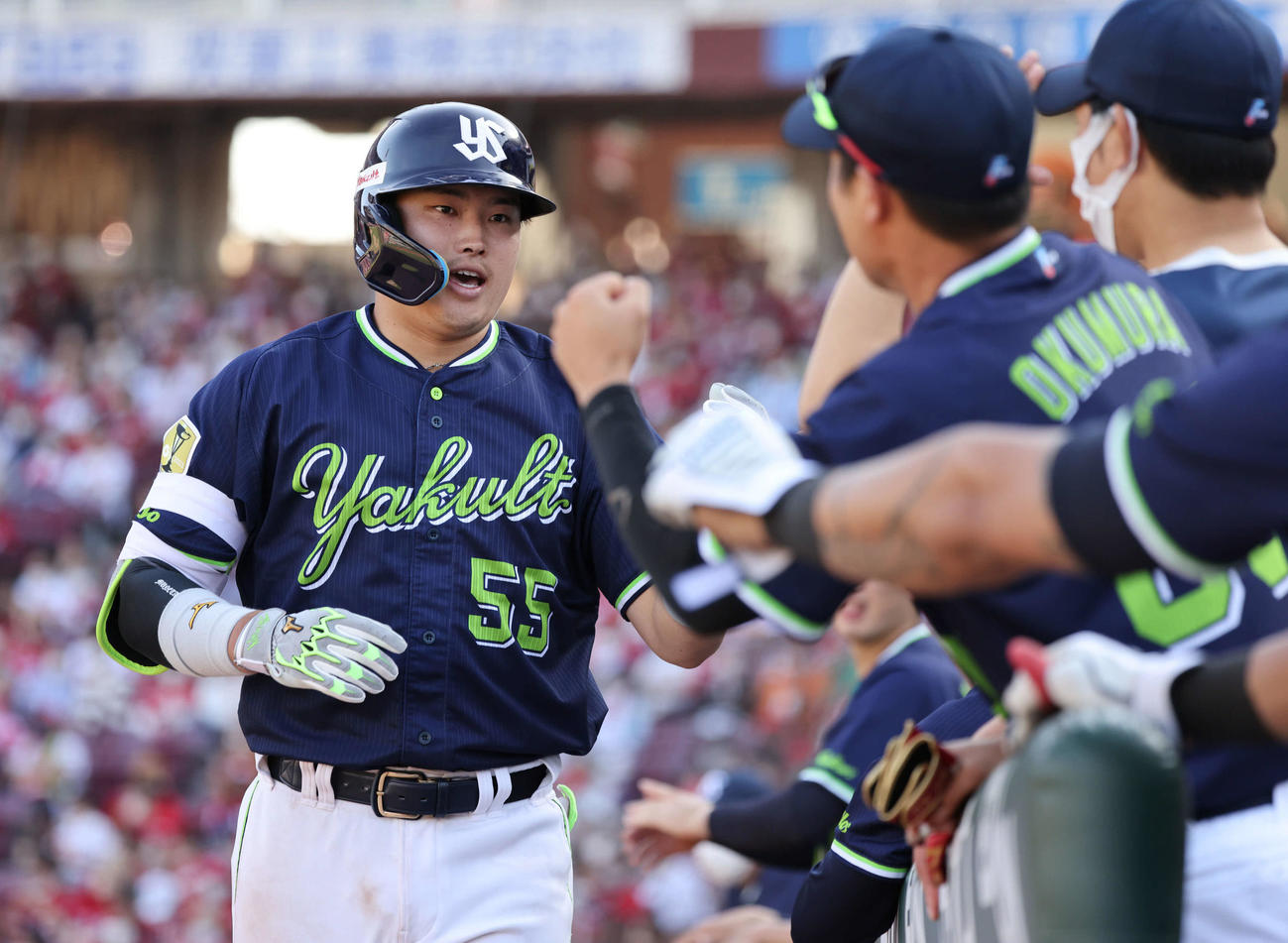 広島対ヤクルト　8回表ヤクルト無死、村上は中越え本塁打を放つ（撮影・加藤孝規）