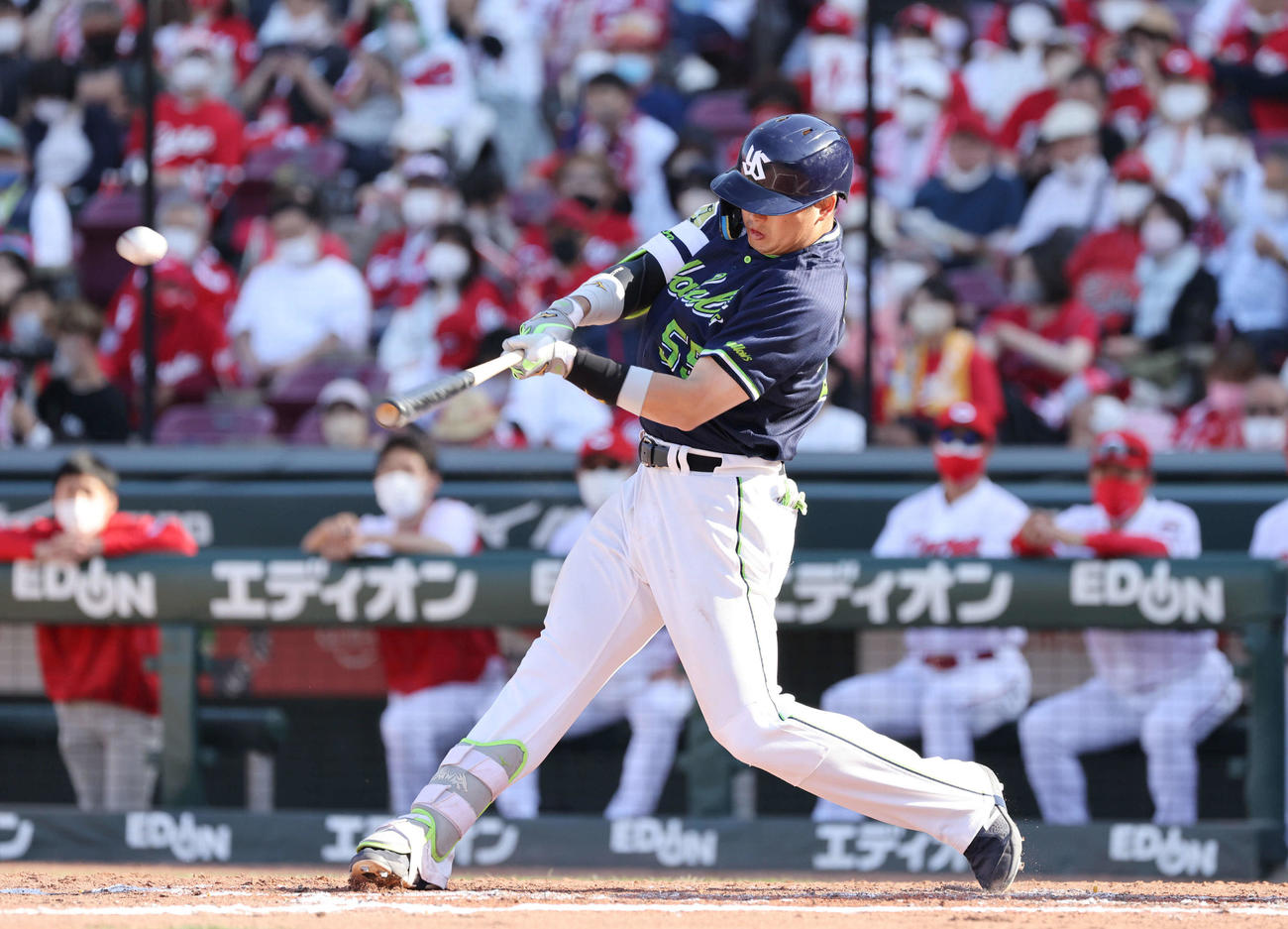 広島対ヤクルト　8回表ヤクルト無死、村上は中越え同点本塁打を放つ（撮影・加藤孝規）