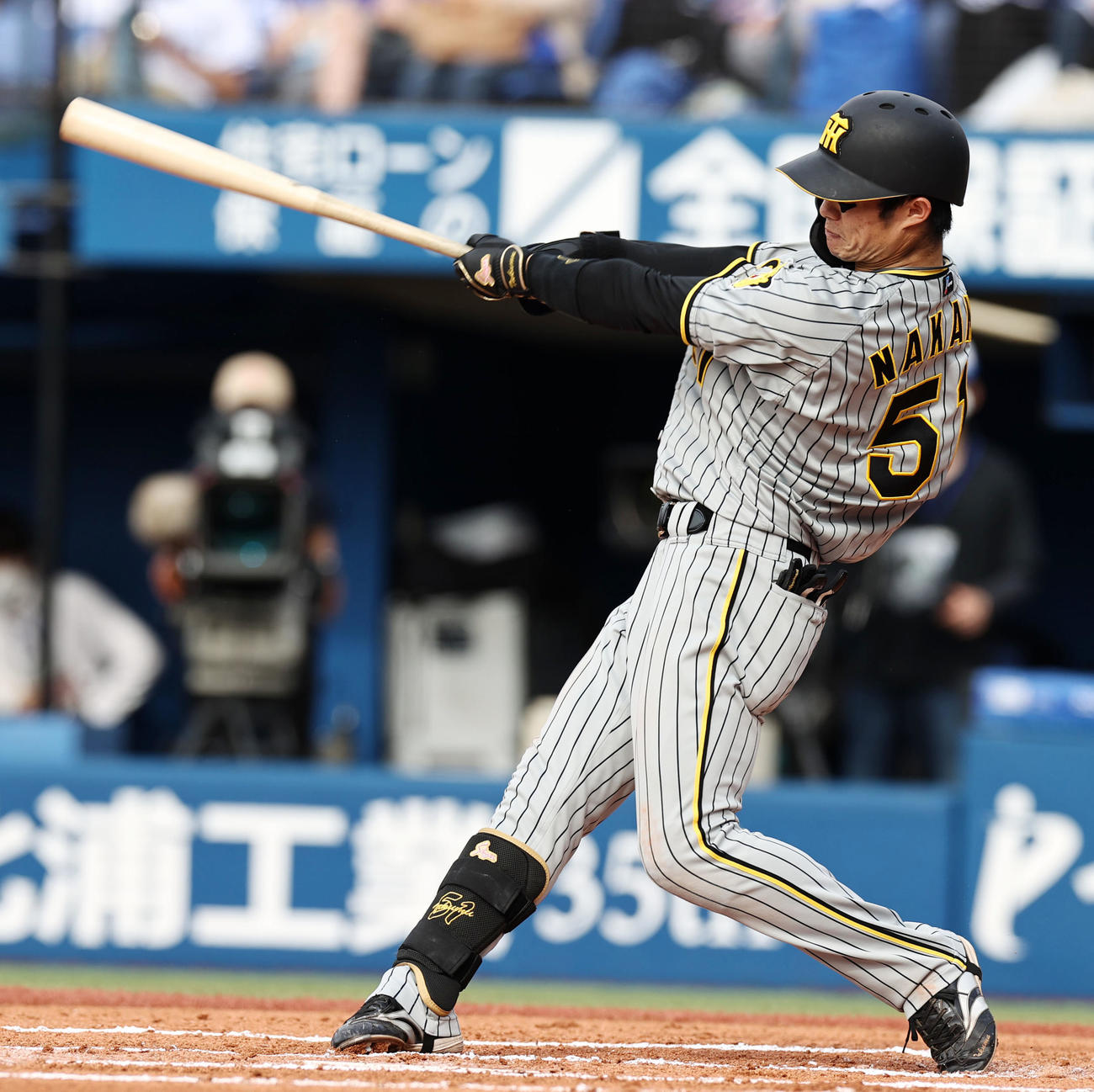 6回表阪神2死二塁、中野は右越え2点本塁打を放つ（撮影・加藤哉）