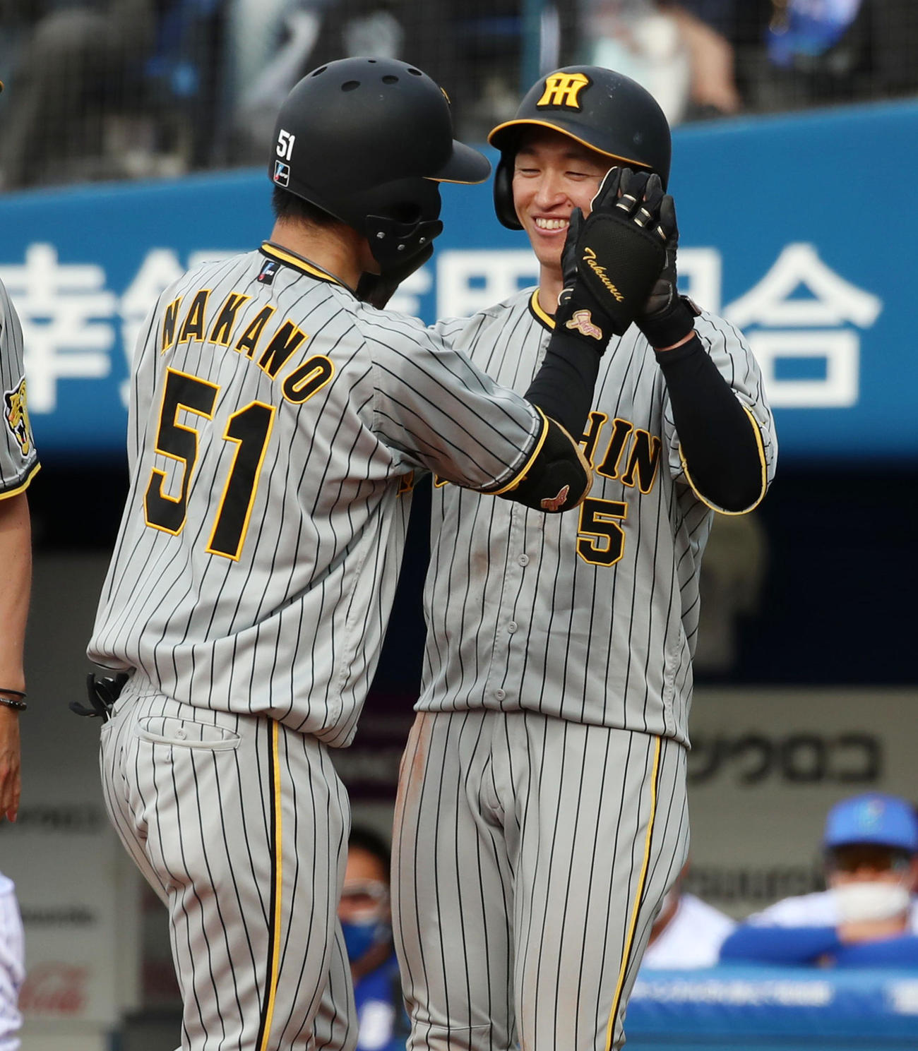 DeNA対阪神　6回表阪神2死一塁、右越え2点本塁打を放った中野（左）をホームで出迎える近本（撮影・加藤哉）