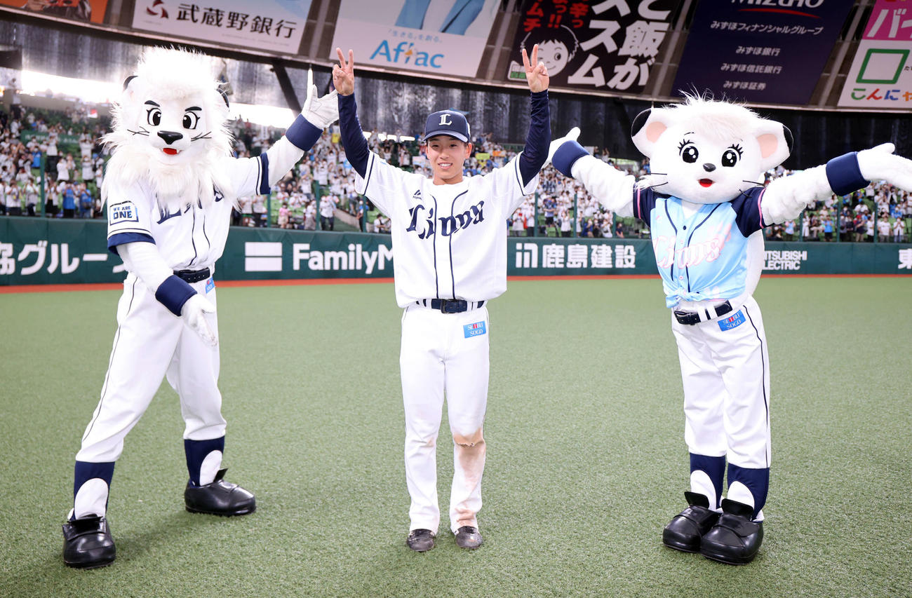 西武対楽天　連日のヒーローとなった滝沢はファンを背にバンザイ（撮影・浅見桂子）