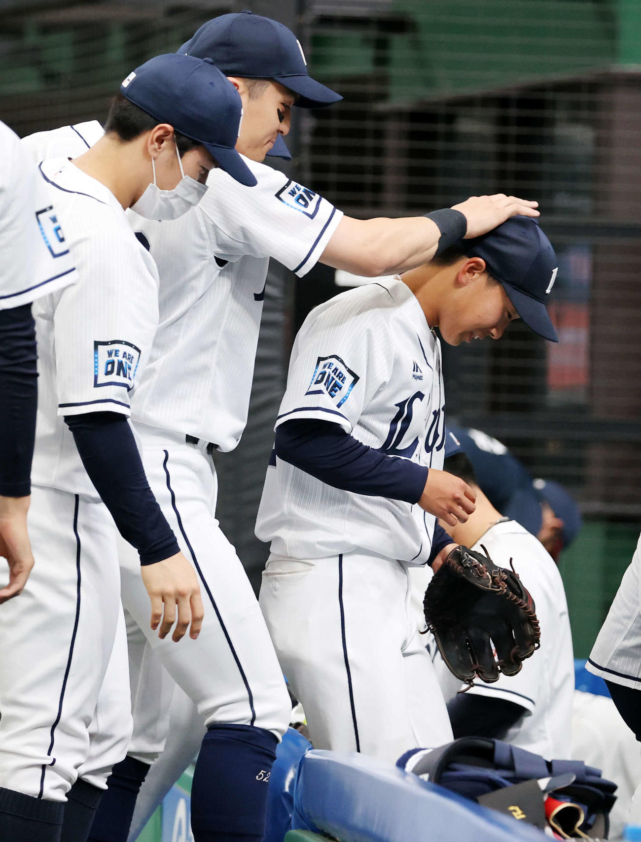 西武対楽天　5－4で勝利し、山田（左）から頭をなでられる滝沢（撮影・浅見桂子）