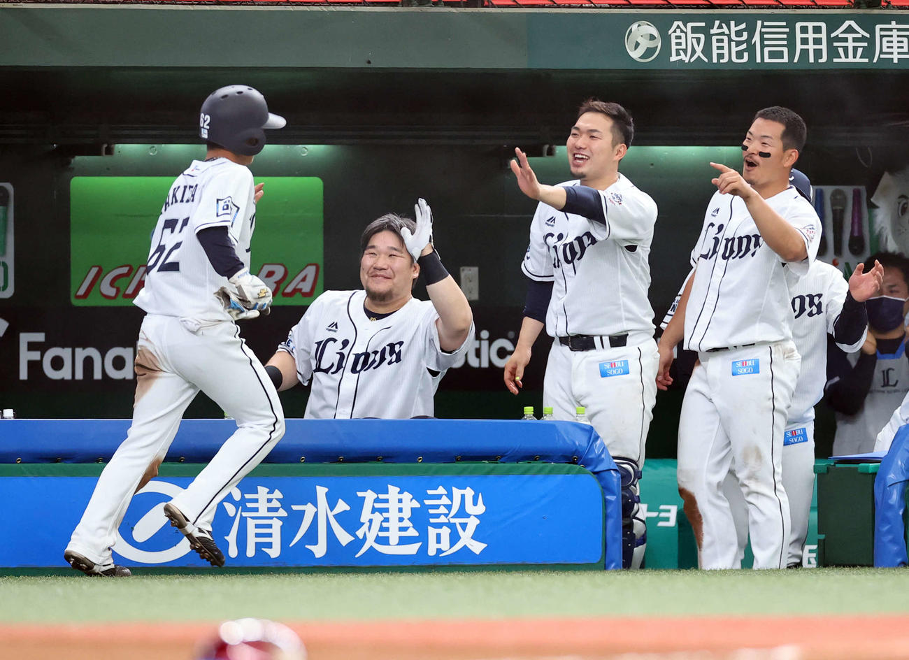 西武対楽天　7回裏西武2死三塁、相手暴投で勝ち越しの生還をした滝沢（手前）を笑顔で迎える中村（中央）ら（撮影・浅見桂子）