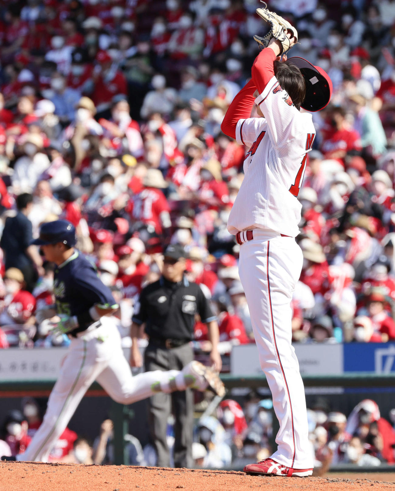 広島対ヤクルト　6回表ヤクルト無死、村上に同点左越え本塁打を浴びた森下（撮影・加藤孝規）