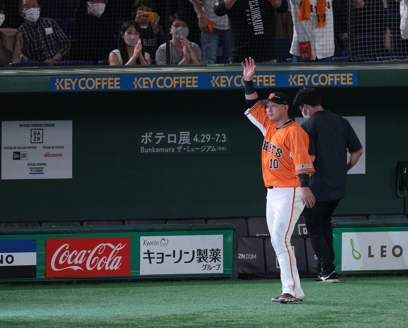 巨人対中日　ファンの声援に応える巨人中田（撮影・鈴木みどり）