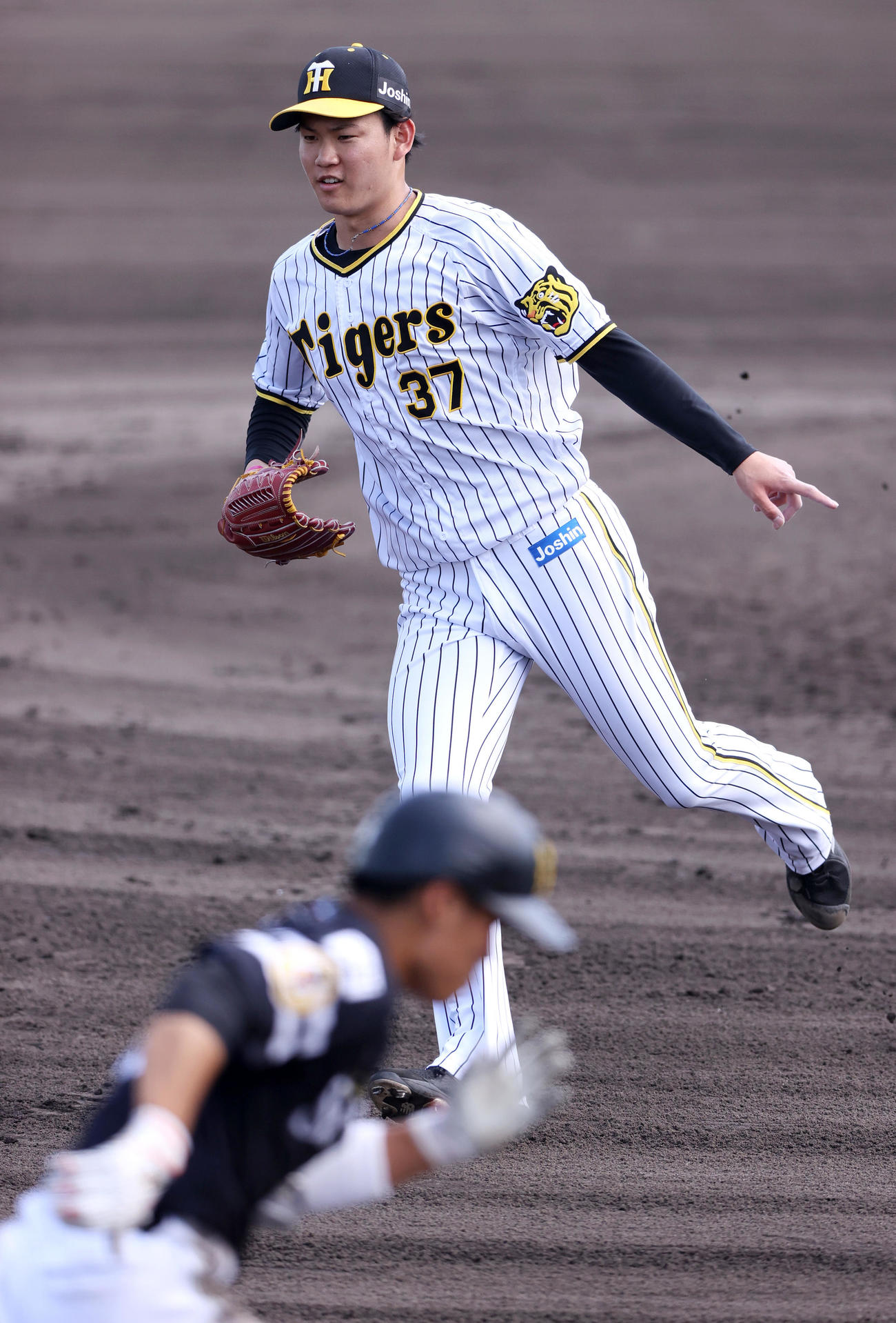 ウエスタン・リーグ　阪神対ソフトバンク　8回表ソフトバンク無死一塁、及川（上）は川原田の捕手前バントで前進する（撮影・上山淳一）