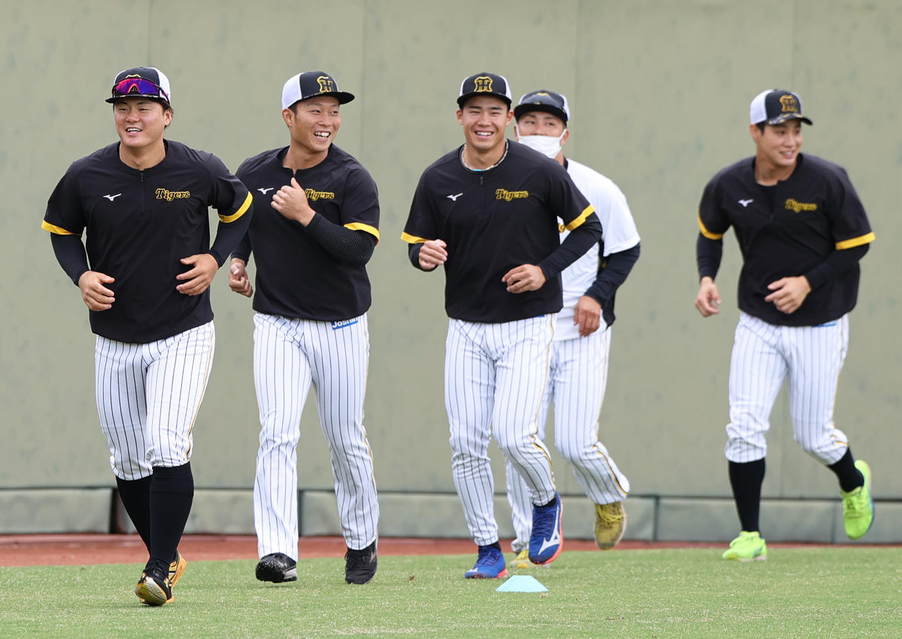 阪神前川（左）は笑顔でアップする（撮影・上山淳一）