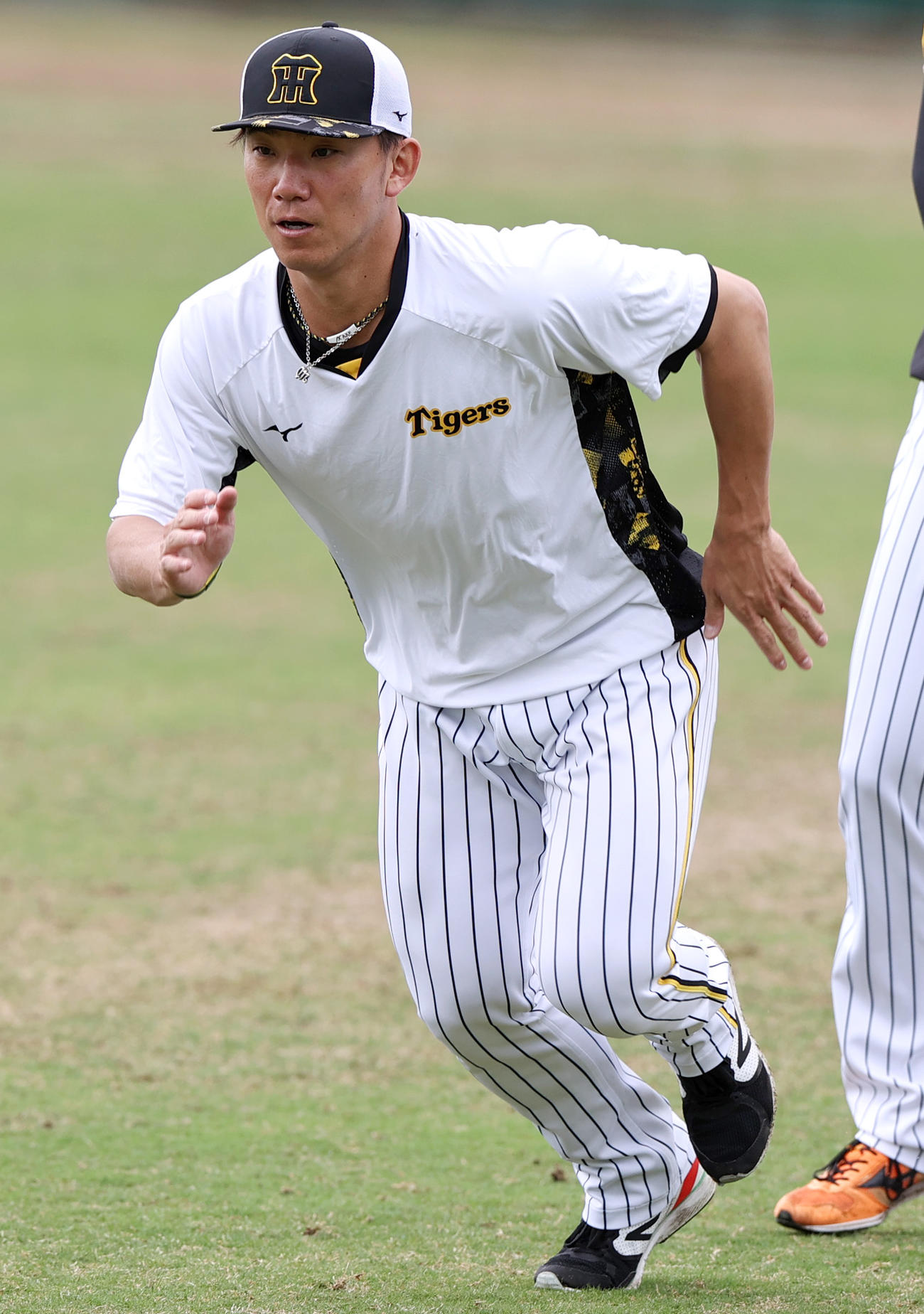 ダッシュする阪神伊藤将（撮影・上山淳一）