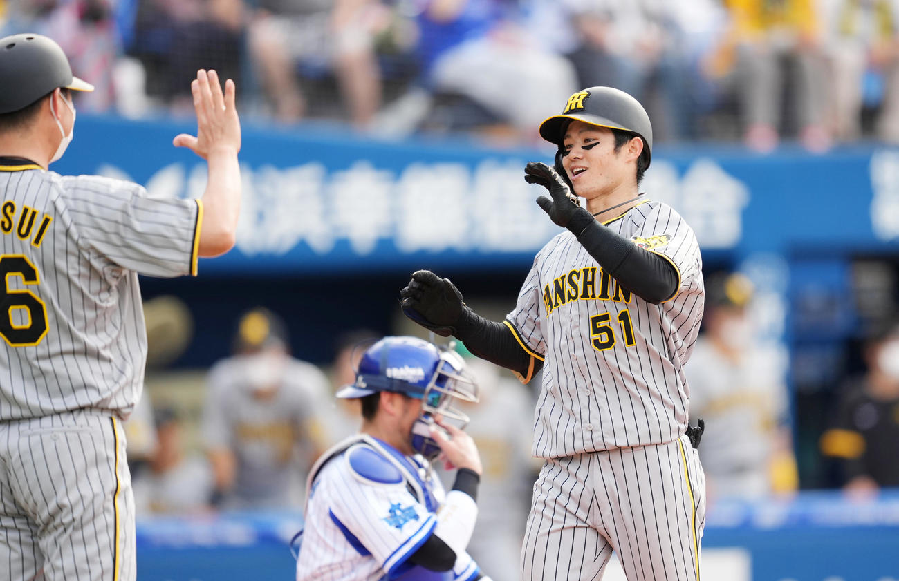 DeNA対阪神　6回表阪神2死二塁、右越えに2点本塁打を放ち、タッチで迎えられる中野（撮影・菅敏）