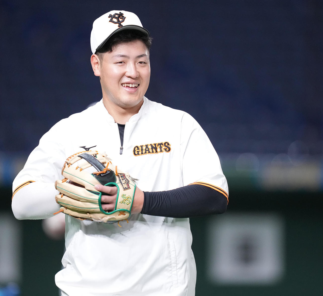 巨人対中日　試合前練習で笑顔の巨人岡本和（撮影・鈴木みどり）