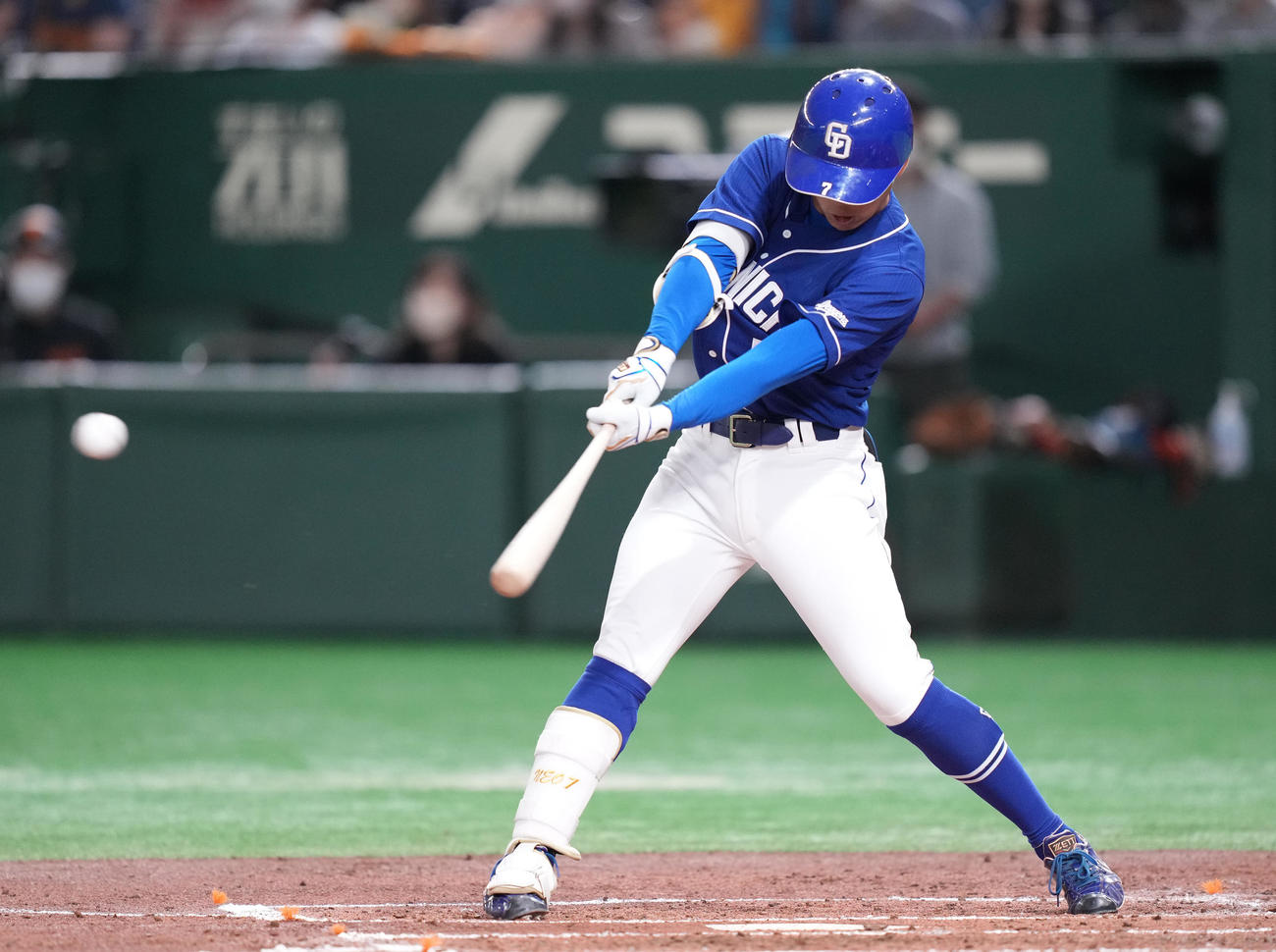 巨人対中日　2回表中日無死一、三塁、左前適時打を放つ根尾（撮影・鈴木みどり）