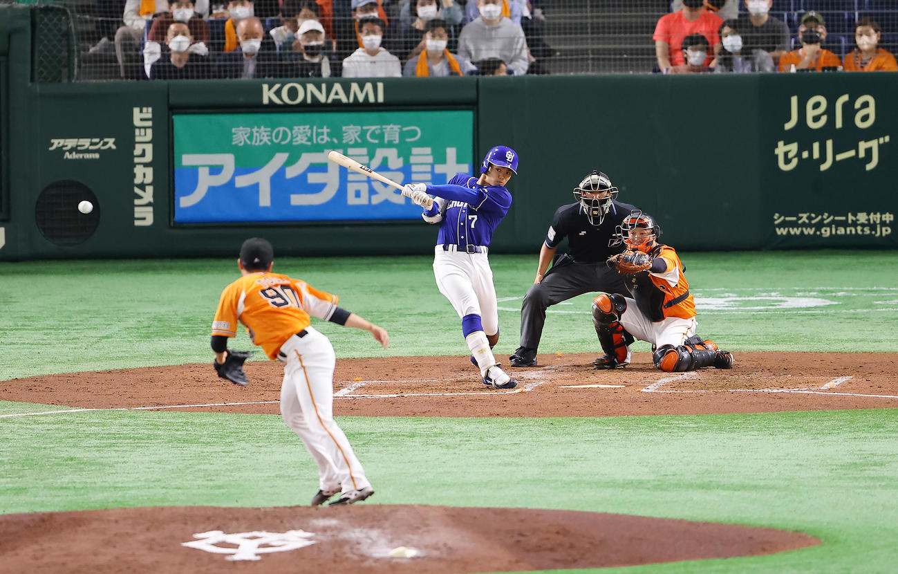 巨人対中日　3回表中日1死一、三塁、適時打を放つ根尾。投手戸田（撮影・垰建太）