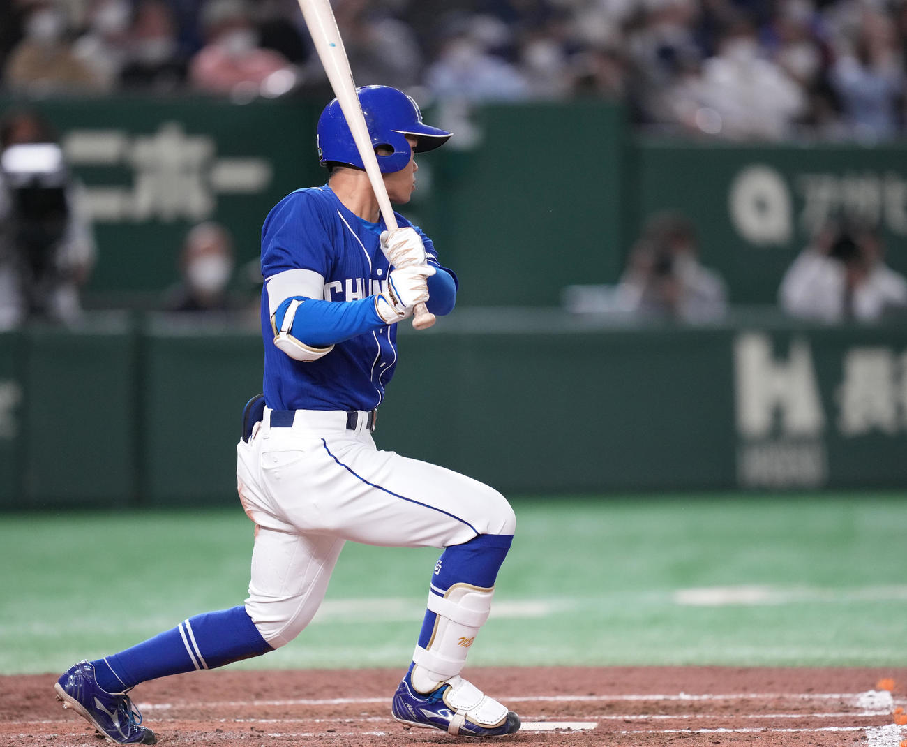 巨人対中日　3回表中日1死一、三塁、右前適時打を放つ根尾（撮影・鈴木みどり）