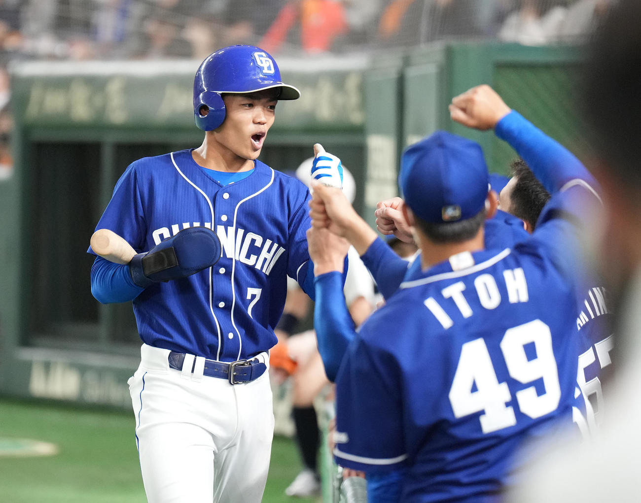 巨人対中日　2回表中日2死一、三塁、三ツ俣の左適時二塁打で生還し、ナインと笑顔でハイタッチする根尾（撮影・鈴木みどり）
