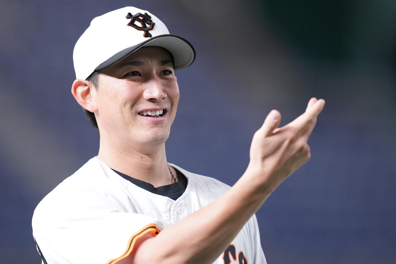巨人対中日　試合前練習で笑顔の巨人小林（撮影・鈴木みどり）