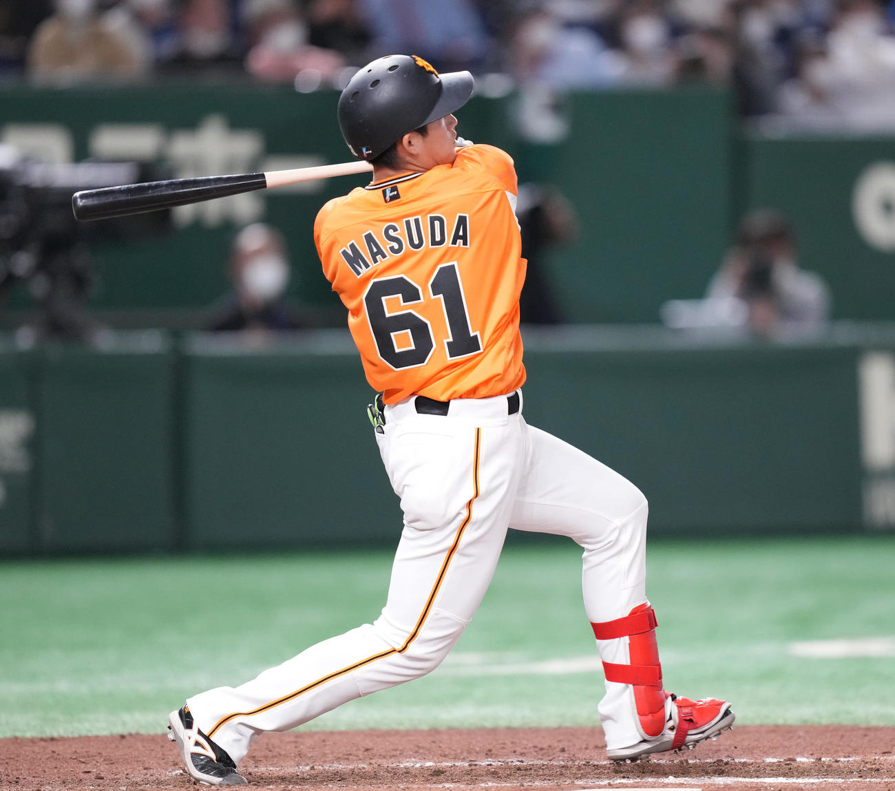 巨人対中日　6回裏巨人2死、左中間にプロ初本塁打を放つ増田陸（撮影・鈴木みどり）