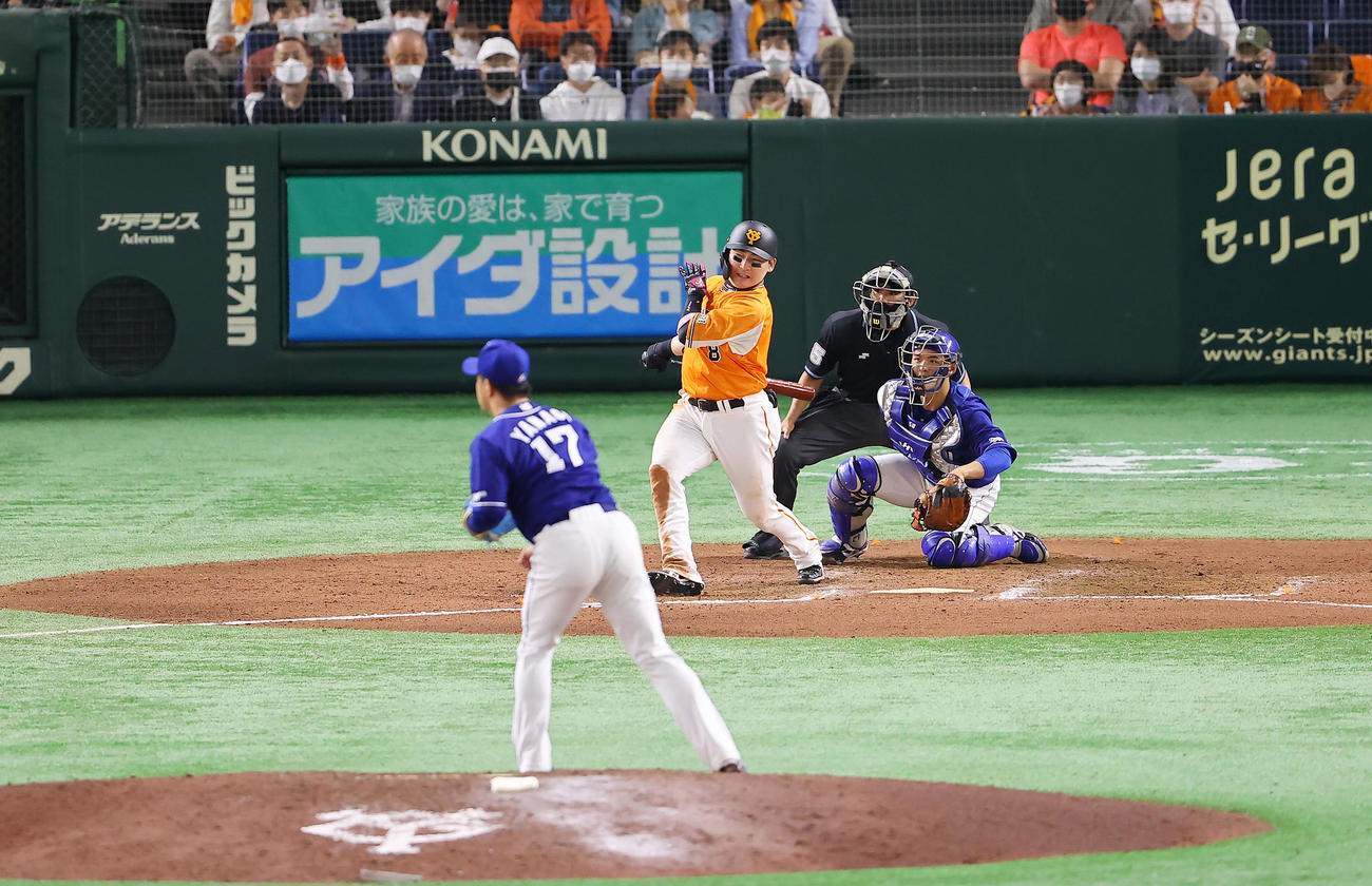 巨人対中日　7回裏巨人2死、通算1500安打目となる右前打を放つ丸。投手柳（撮影・垰建太）