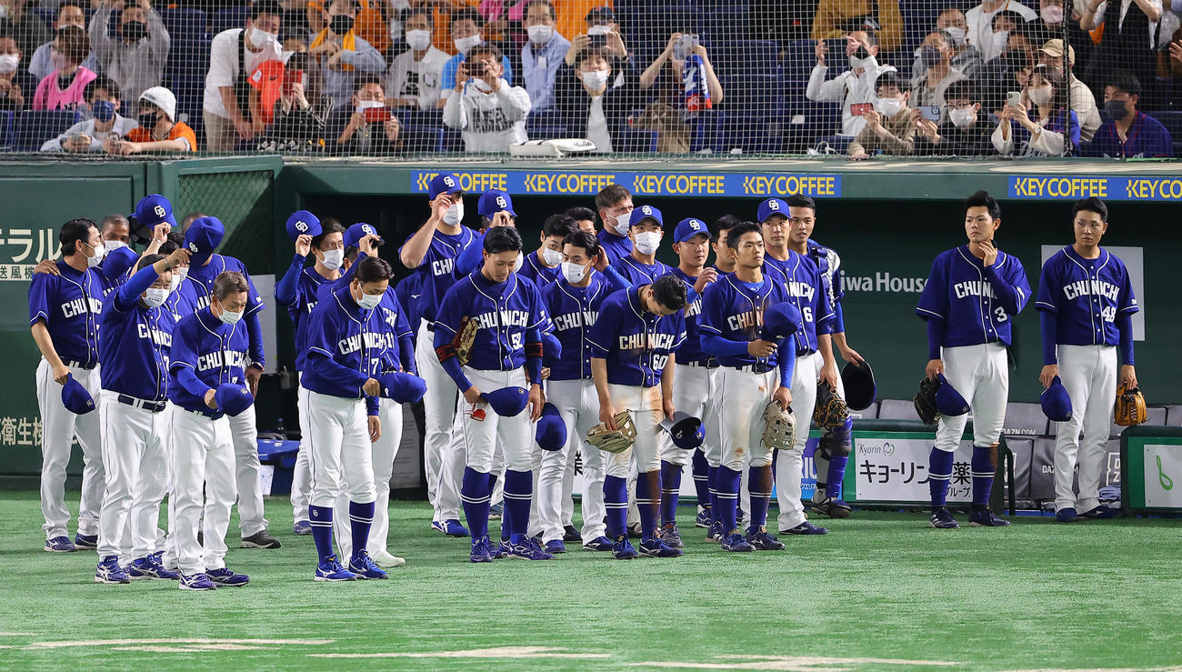 巨人対中日　巨人に勝利しスタンドにあいさつする中日ナイン（撮影・垰建太）