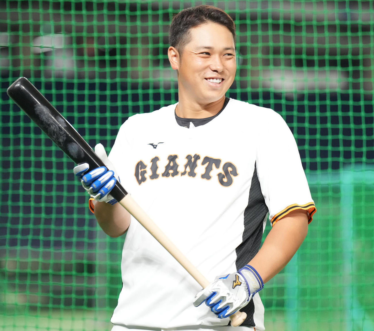 巨人対中日　試合前練習で笑顔の巨人北村（撮影・鈴木みどり）