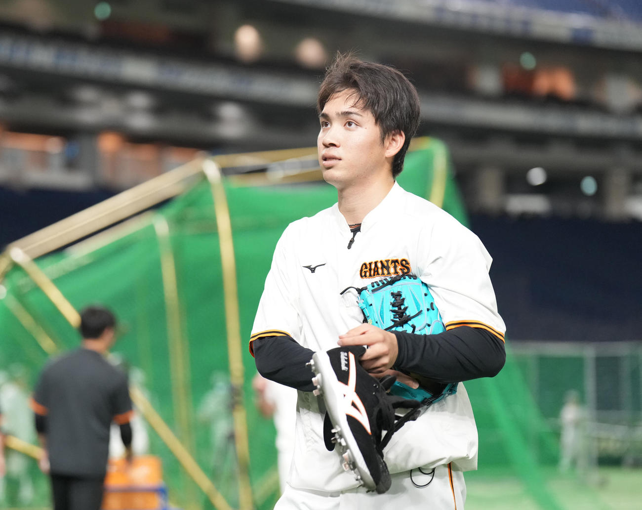 巨人対中日　試合前練習を終え引き揚げる巨人高橋（撮影・鈴木みどり）